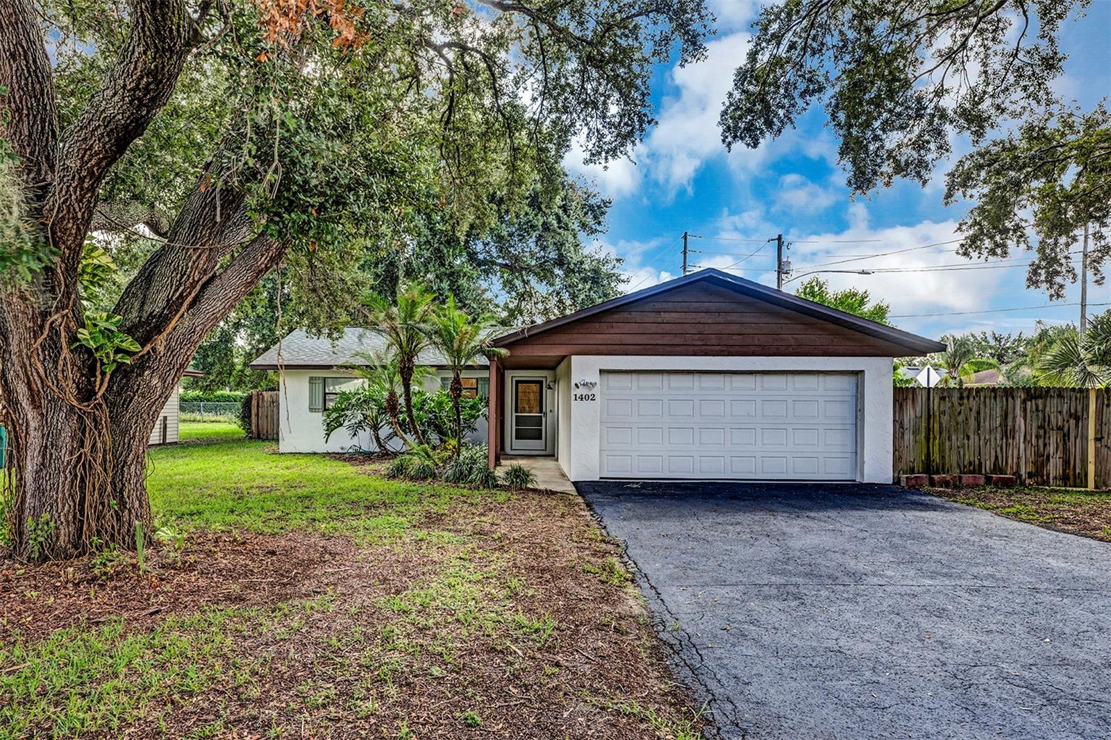 1402 Crystal Court — photo