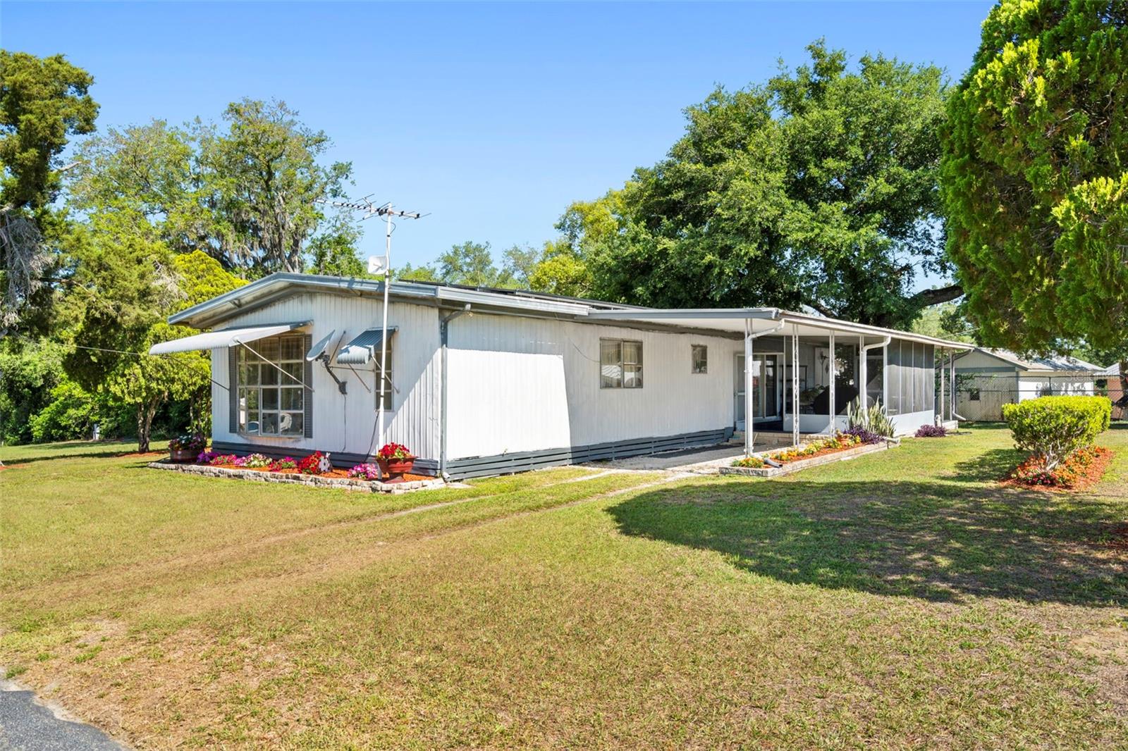 10220 Wellington Avenue — photo