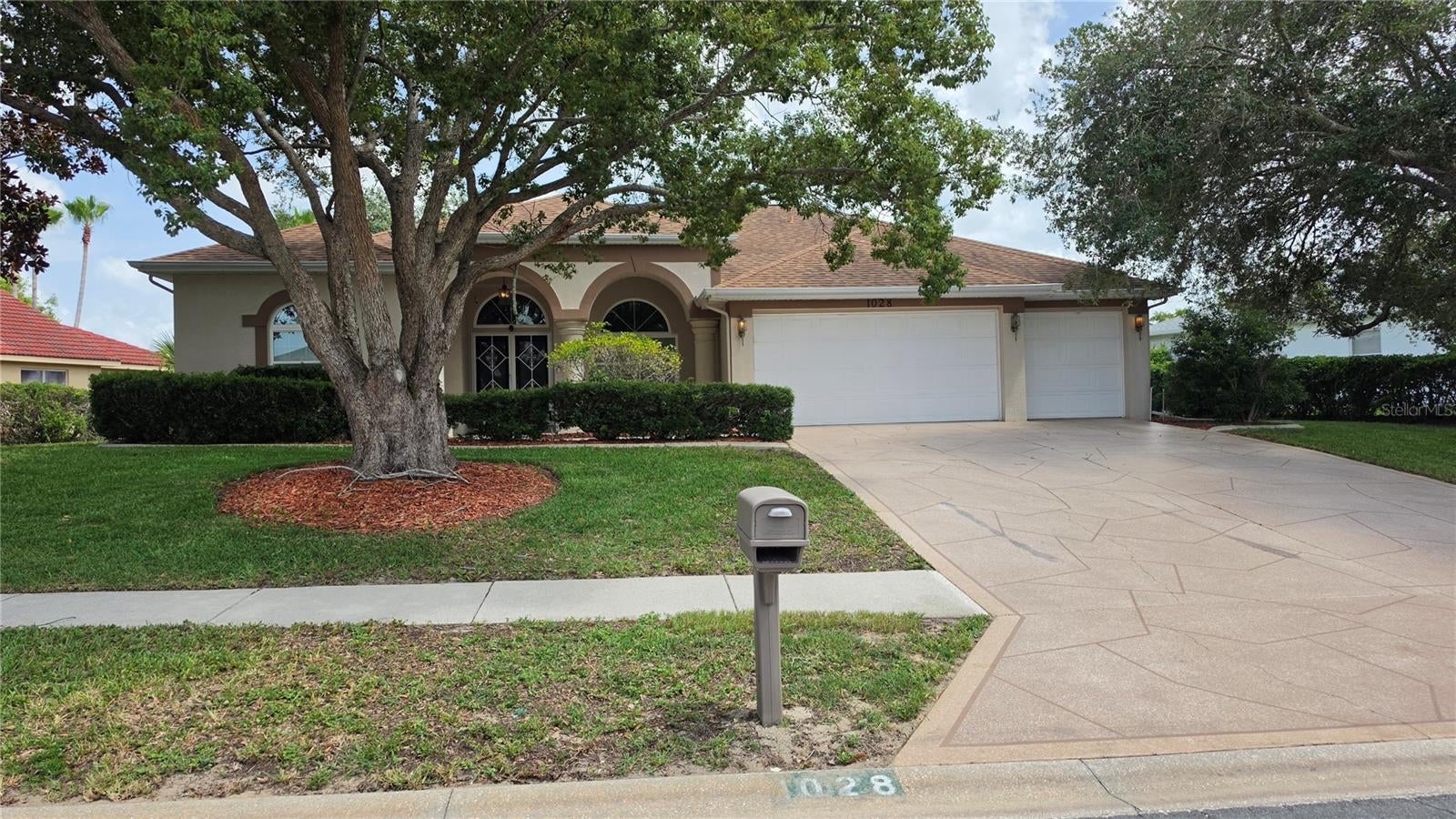 1028 Archway Drive — photo