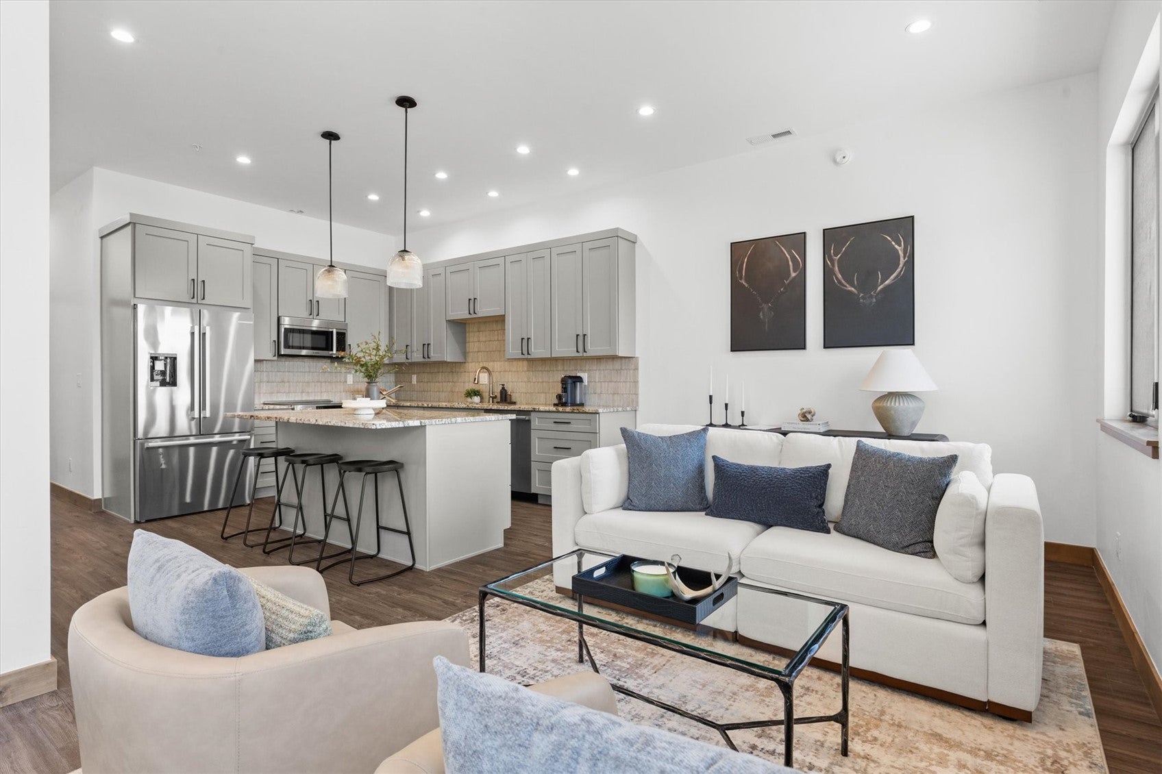 2110 Taxi Way R203 — photo