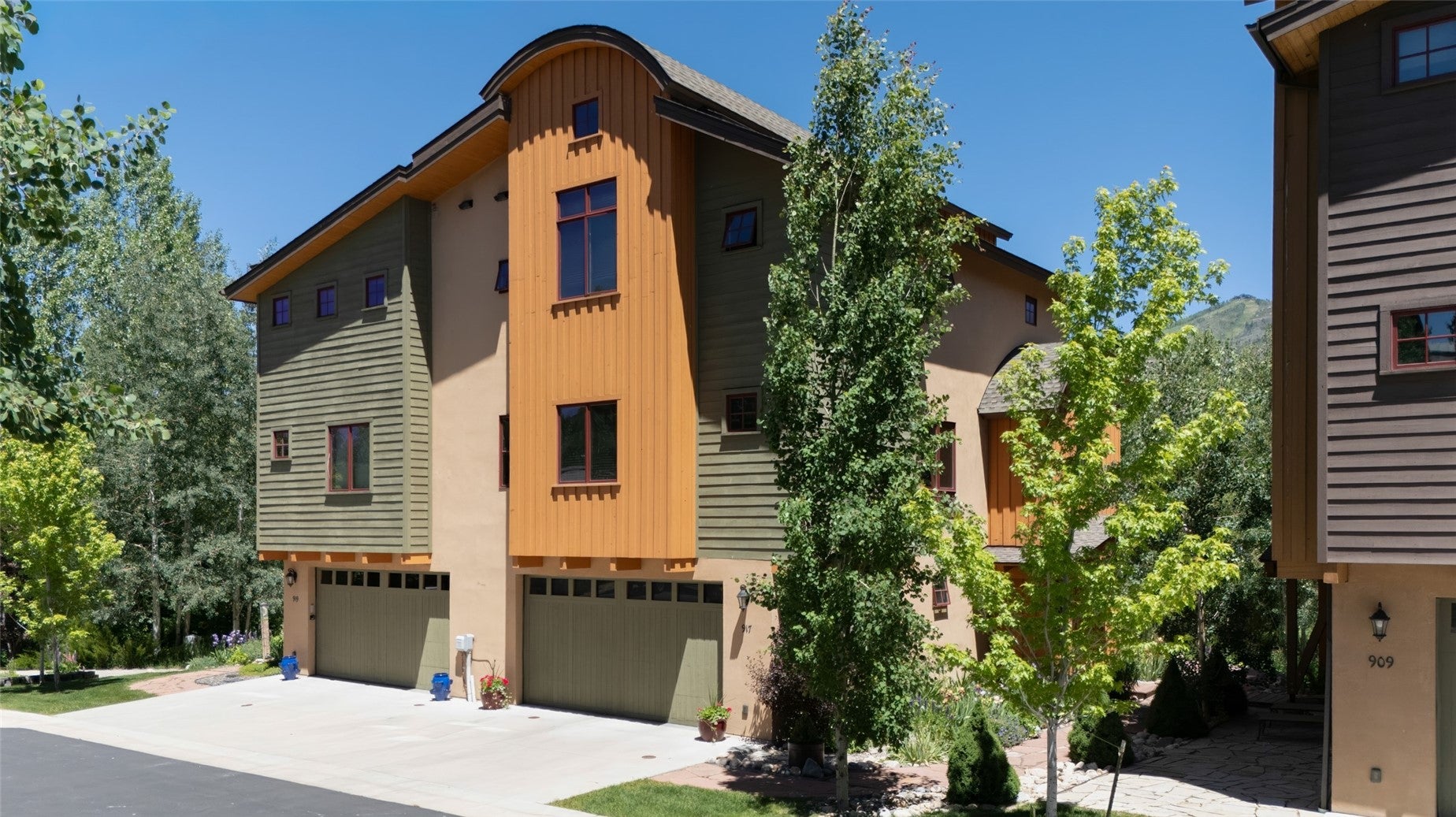 917 Majestic Circle 917 — photo