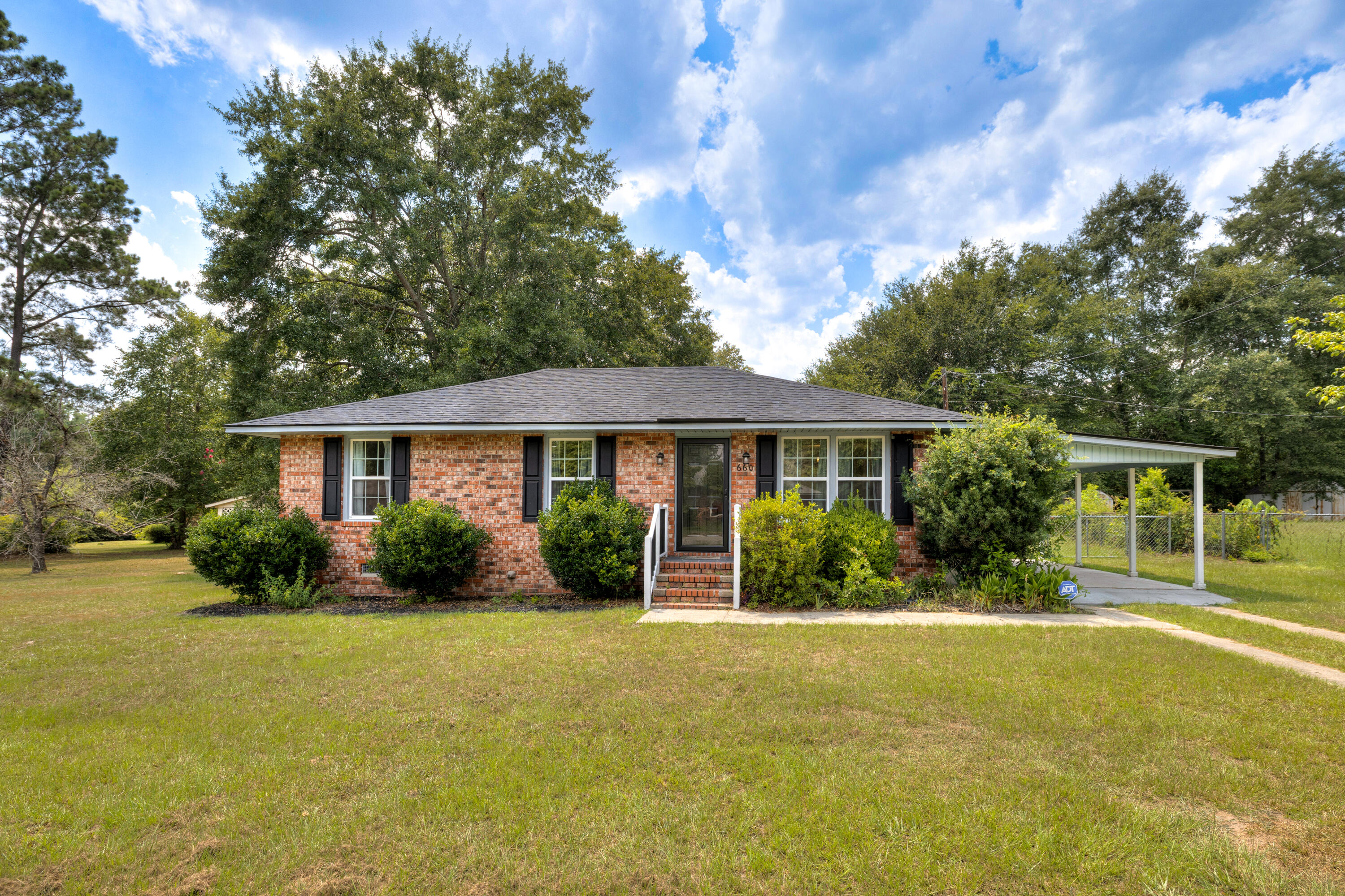 660 Woodside Drive — photo