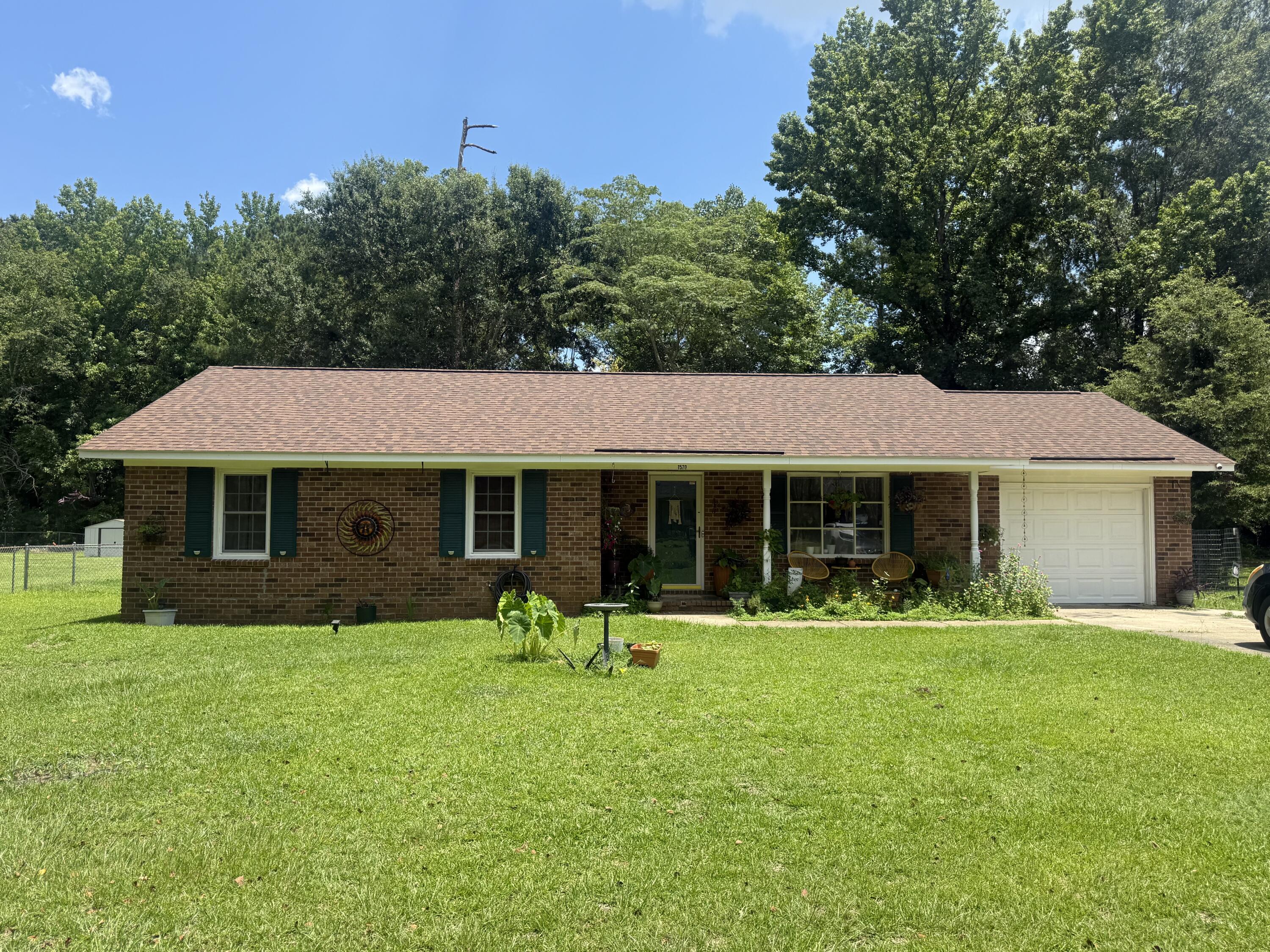 1570 Crowndale Drive — photo