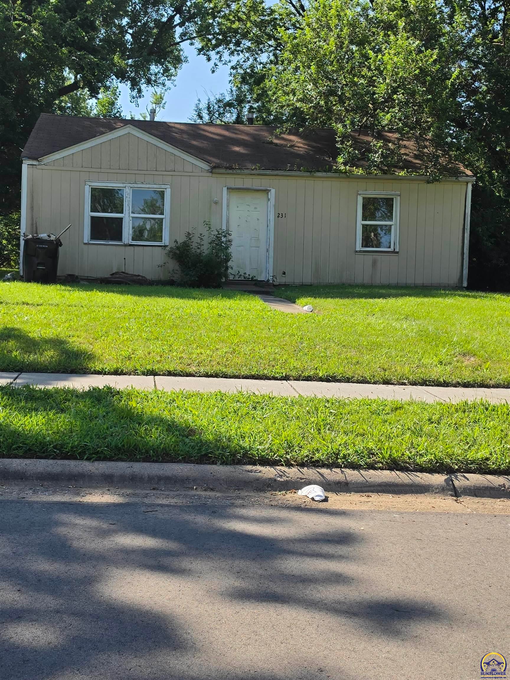 231 SE Pinecrest Dr — photo