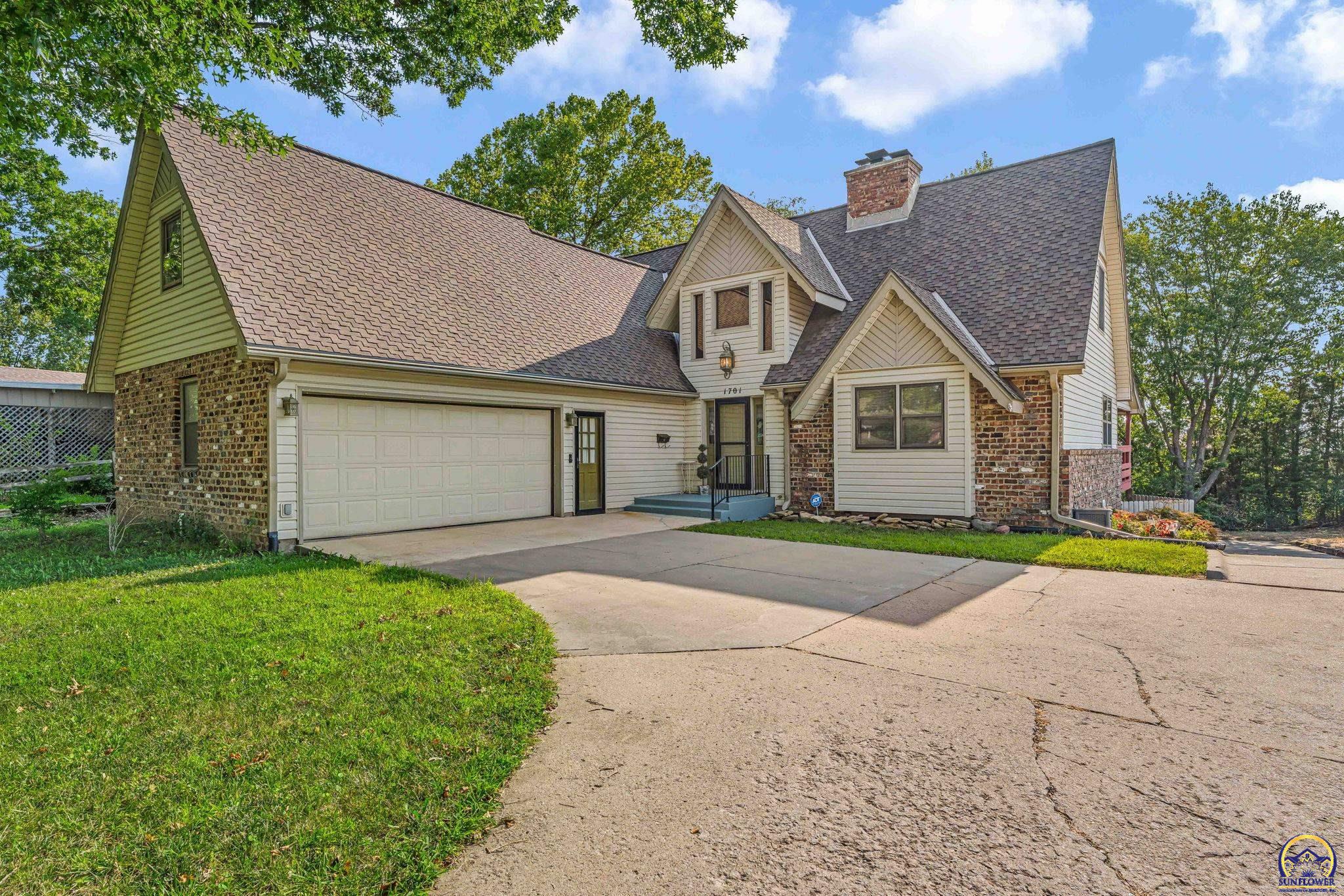 1701 SW Arrowhead Road, Topeka, KS 66604