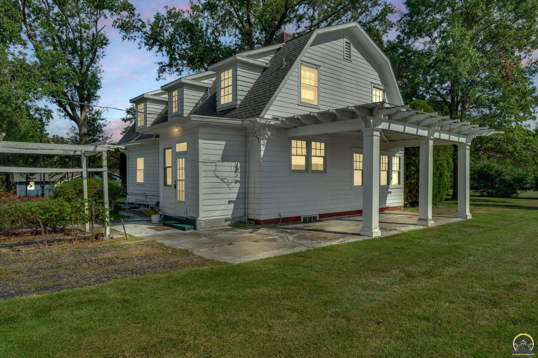 240 SW Fairlawn Rd — photo