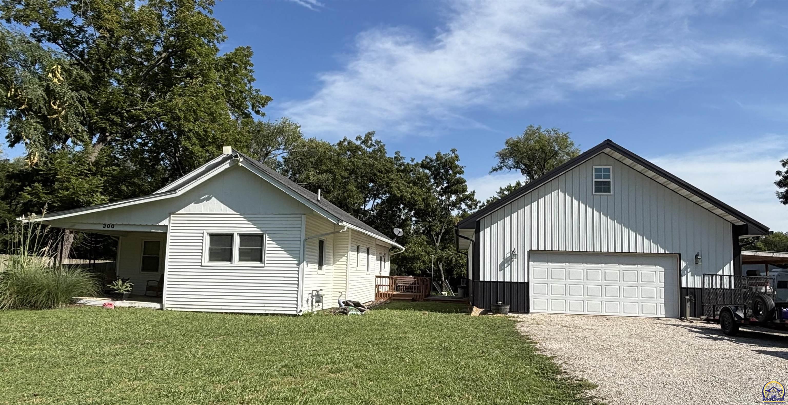 300 W Maple St — photo