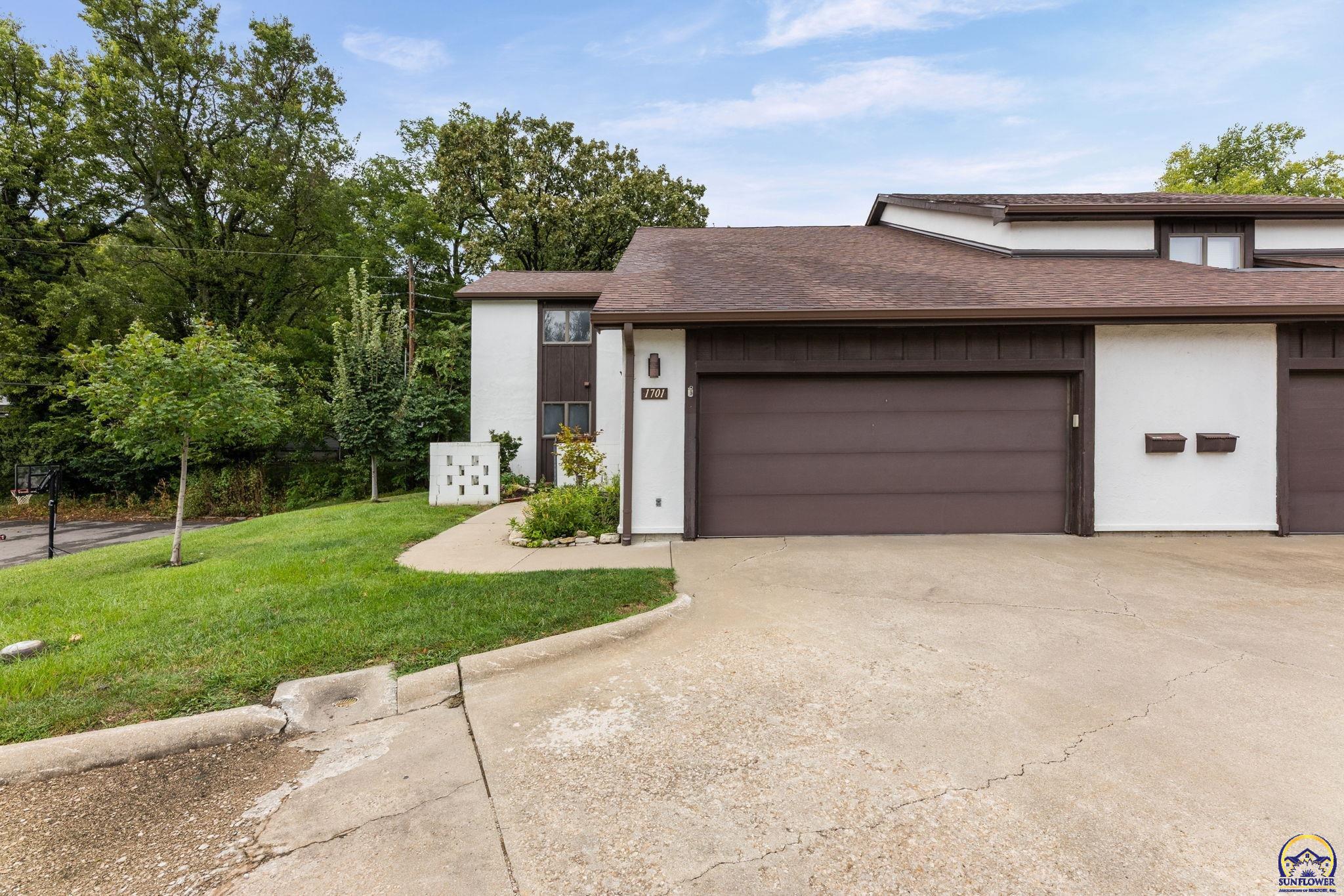 1701 Hammond Dr — photo