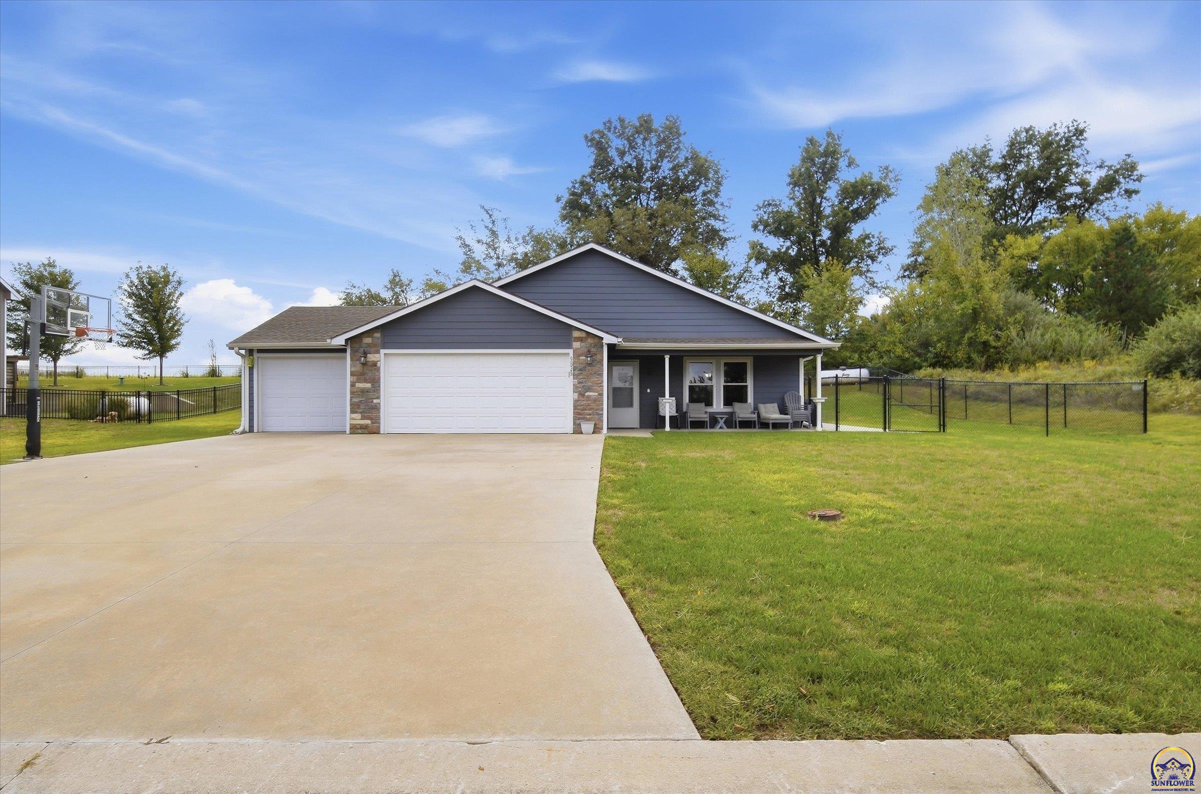 9835 SW Deer Trail St — photo