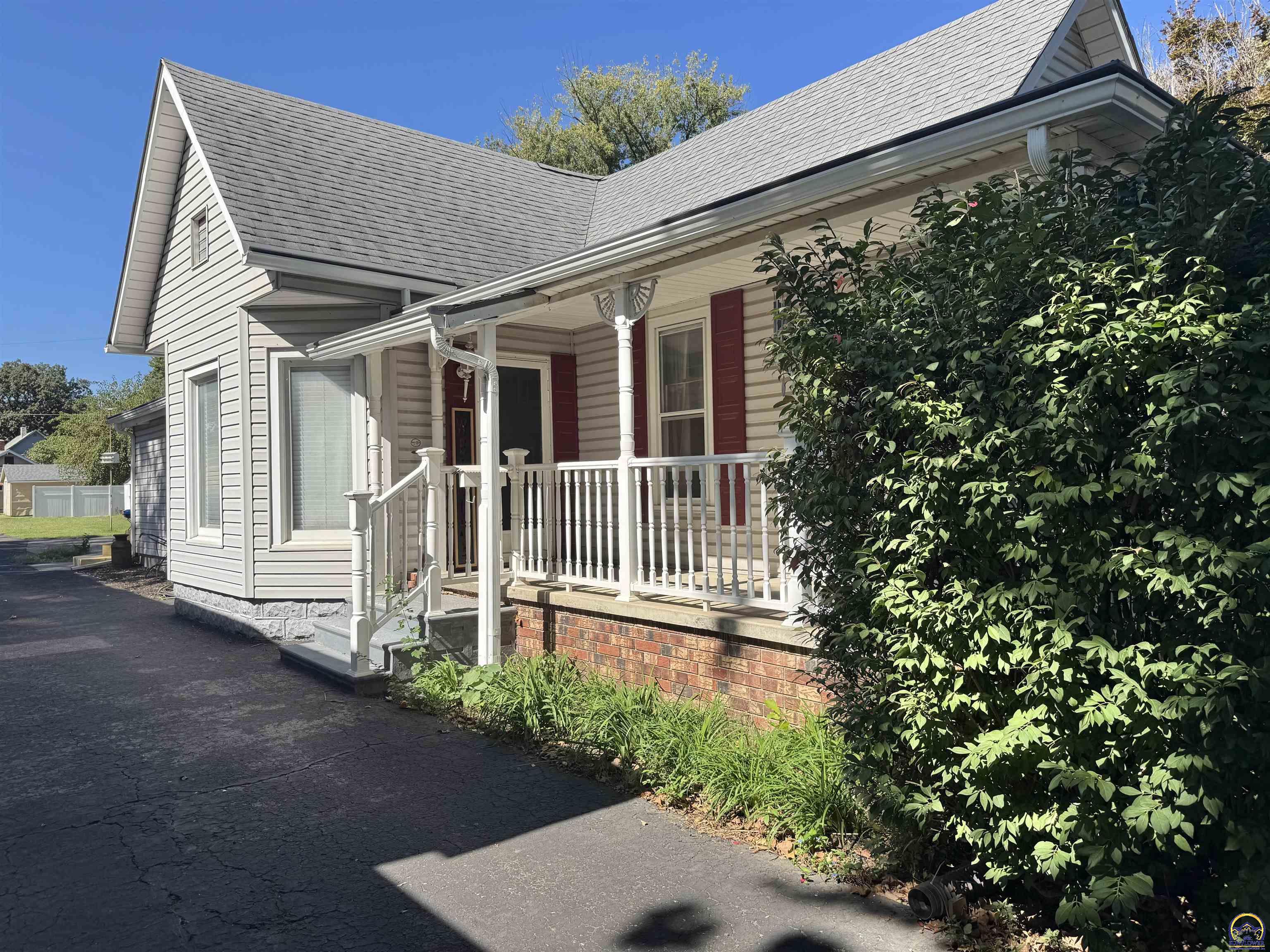307 NE Freeman Ave — photo