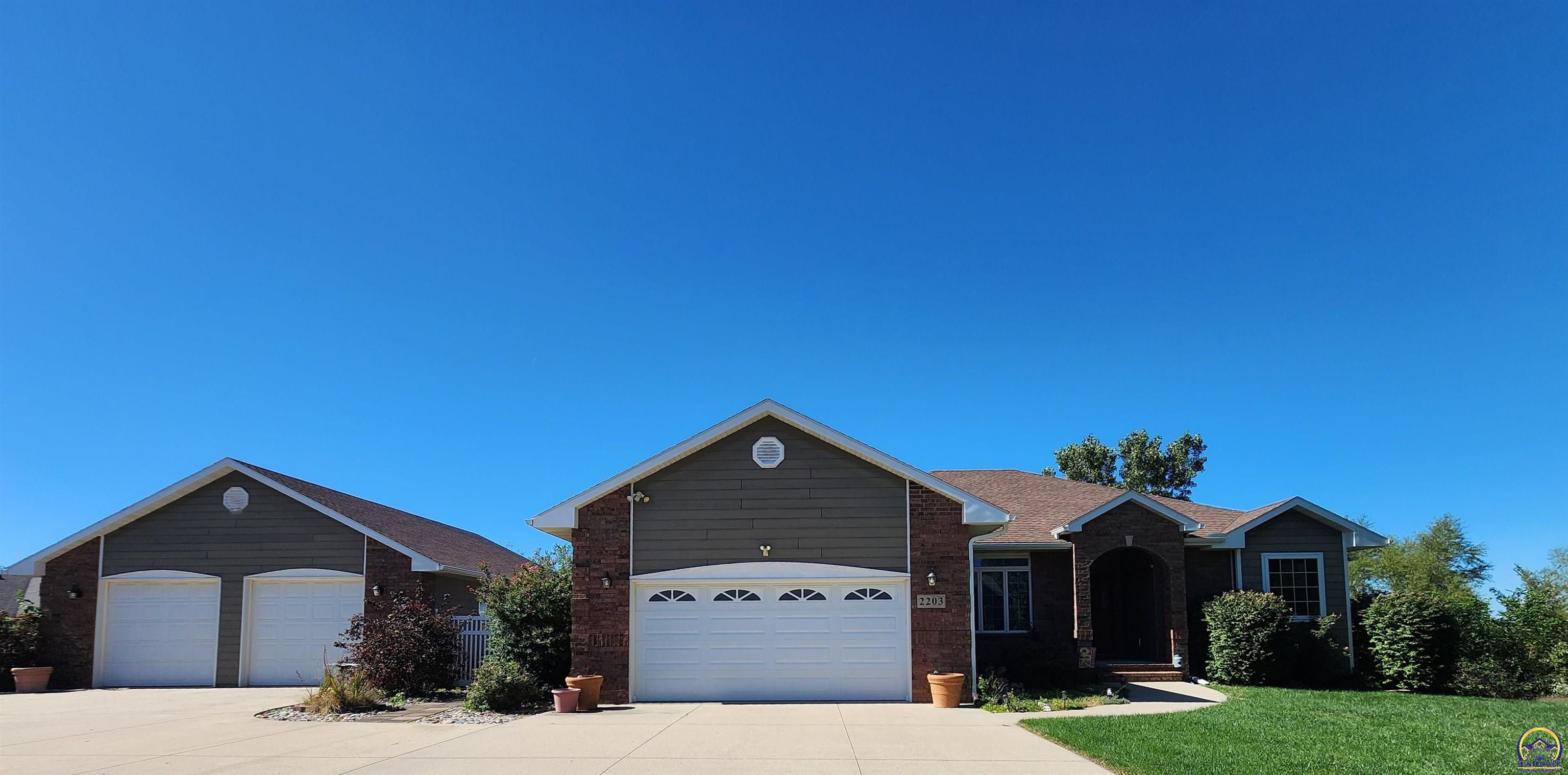 2203 Deerbrook Lane — photo