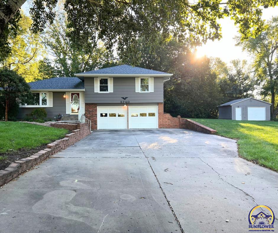 5740 SW Wanamaker Road, Topeka, KS 66610 — photo 2