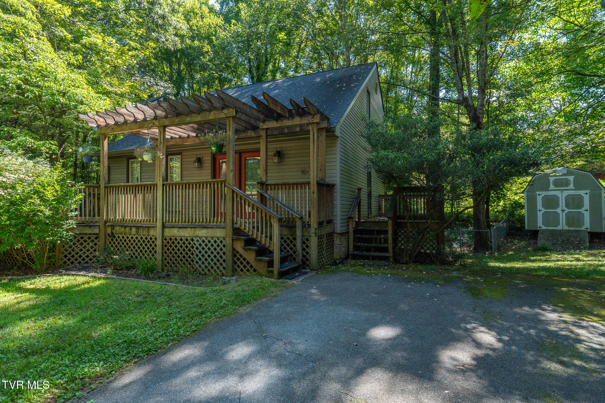 4 Monteray Court — photo