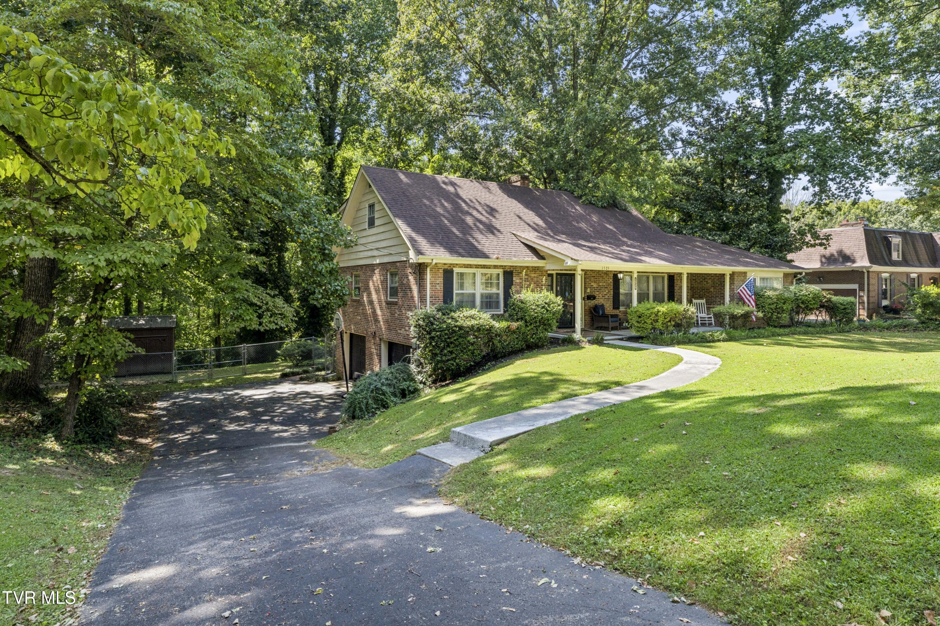 1525 Robin Hood Lane — photo