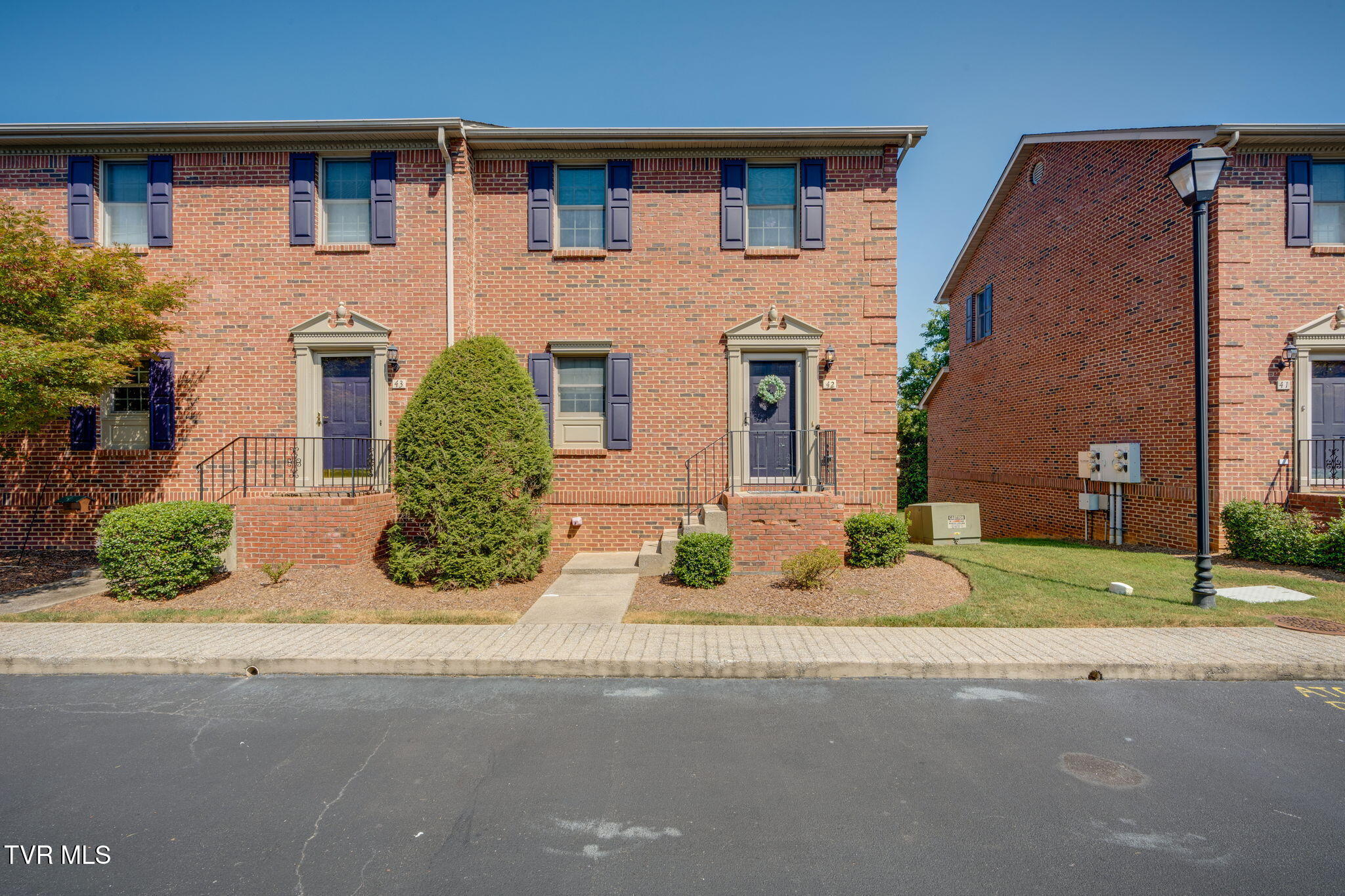 42 Oak Leaf Circle 42 — photo