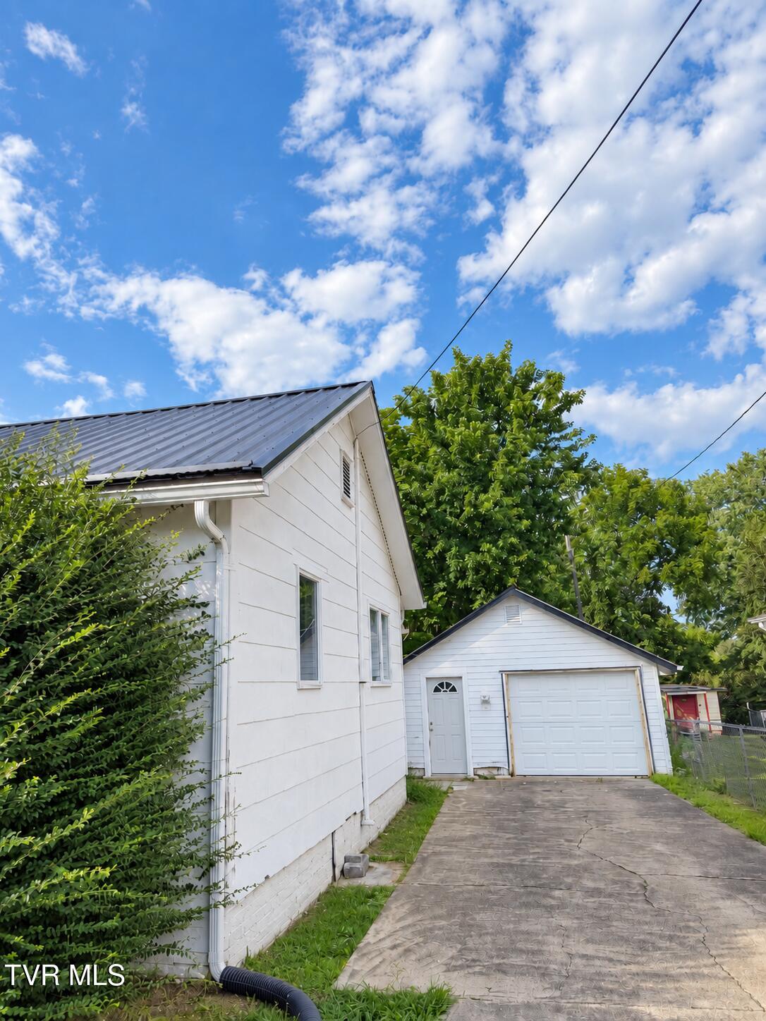 910 Robertson Street — photo