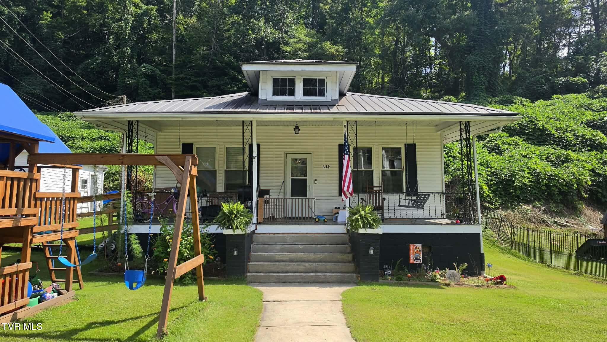 634 Northeast Meadow Street — photo