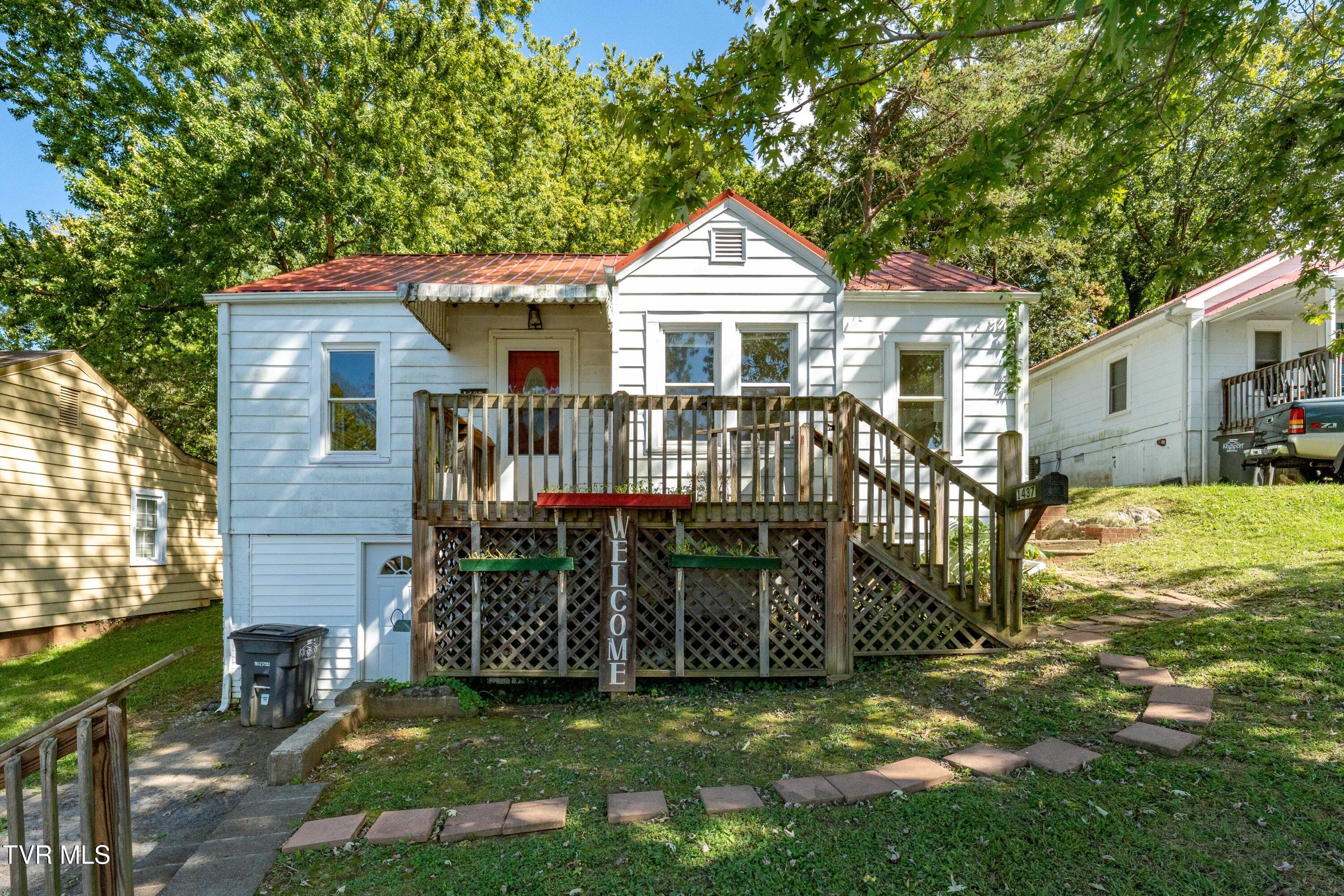 1437 Miller Street — photo