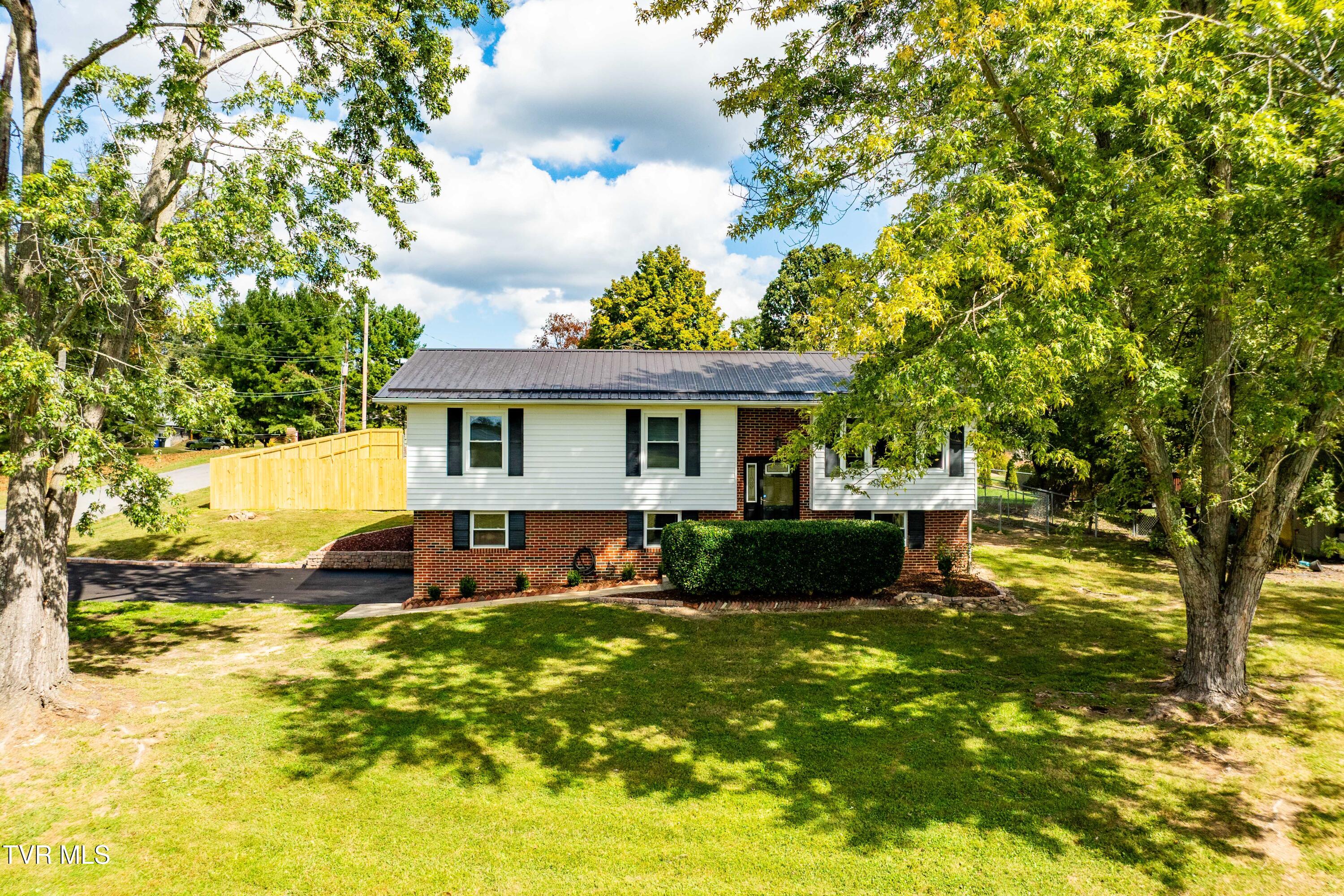 118 Greenmeadow Lane — photo