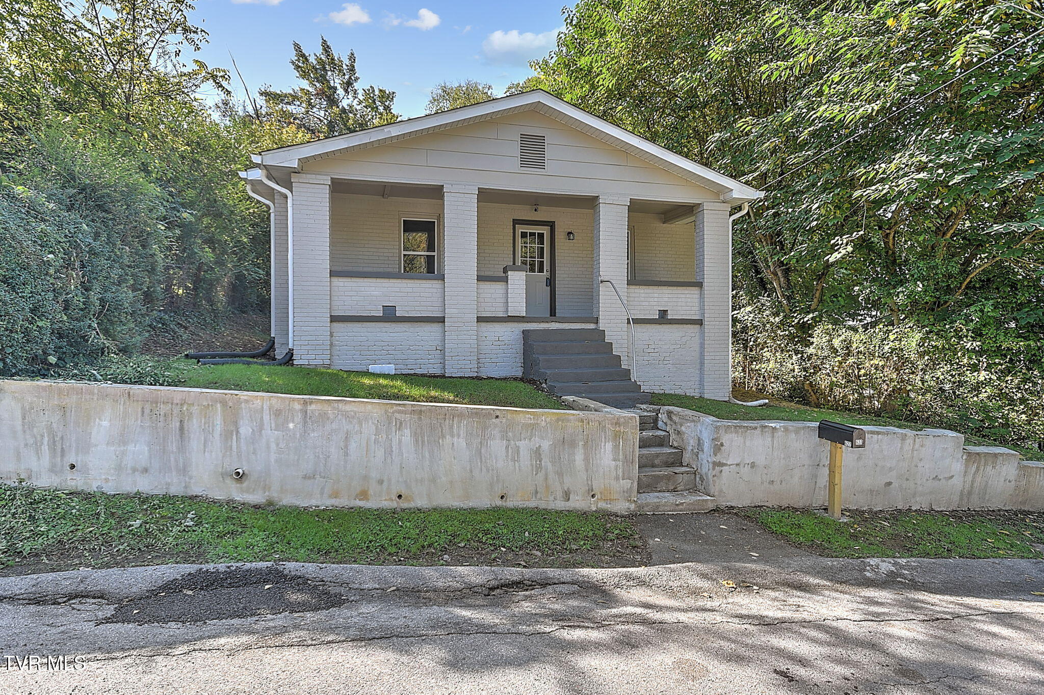 627 Dixie Street — photo