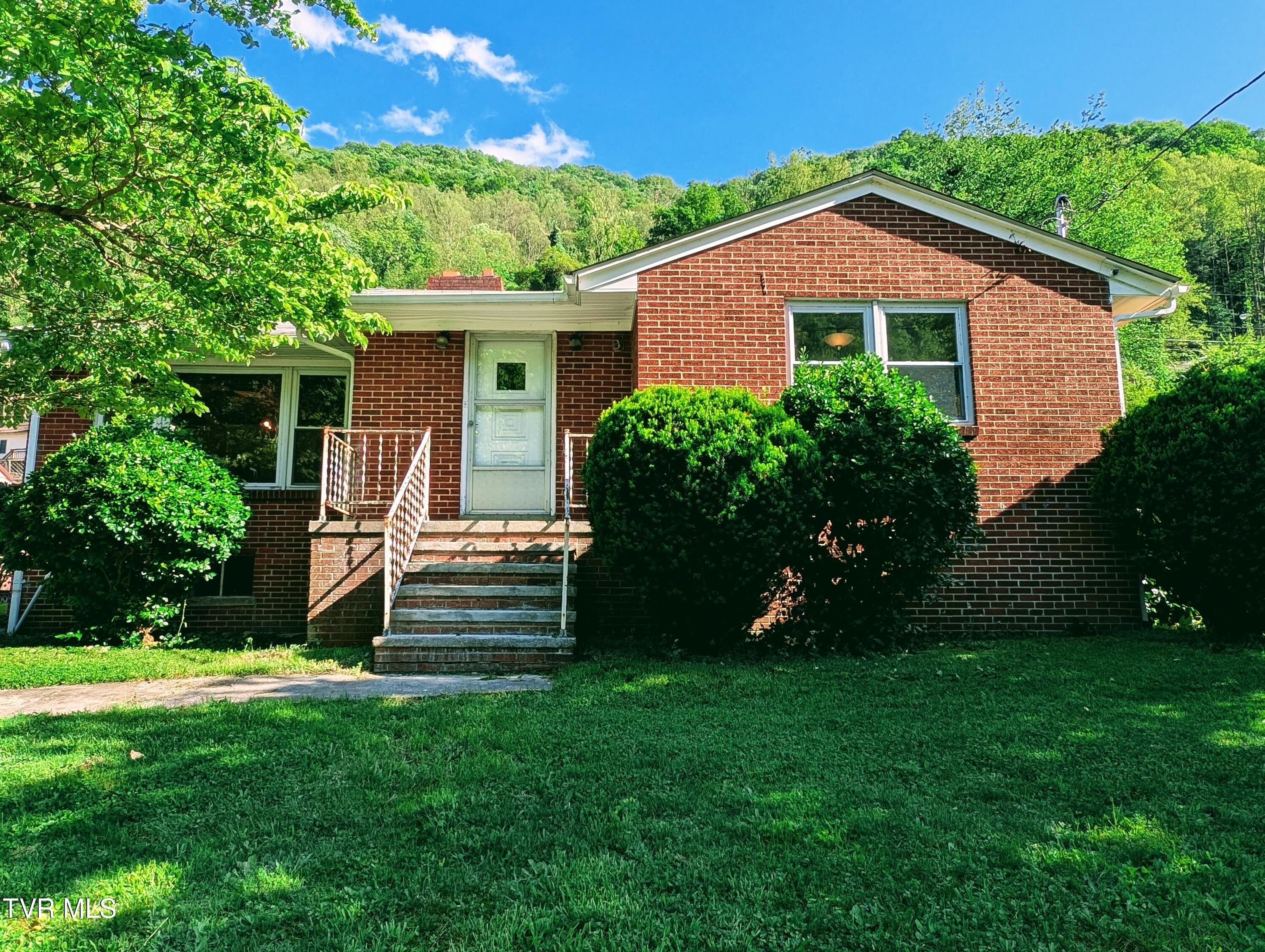 1084 Russell Hill Street — photo