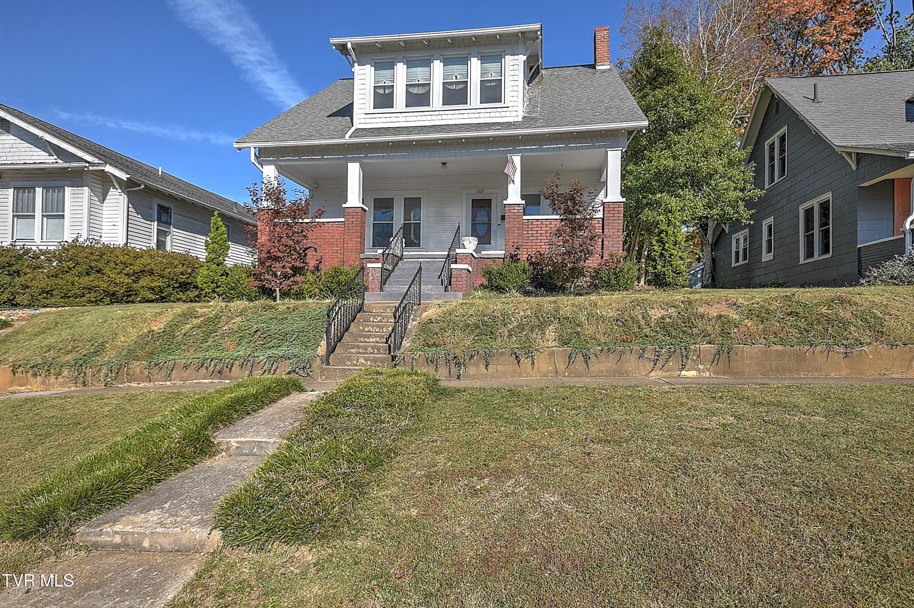 1009 Lawrence Avenue — photo