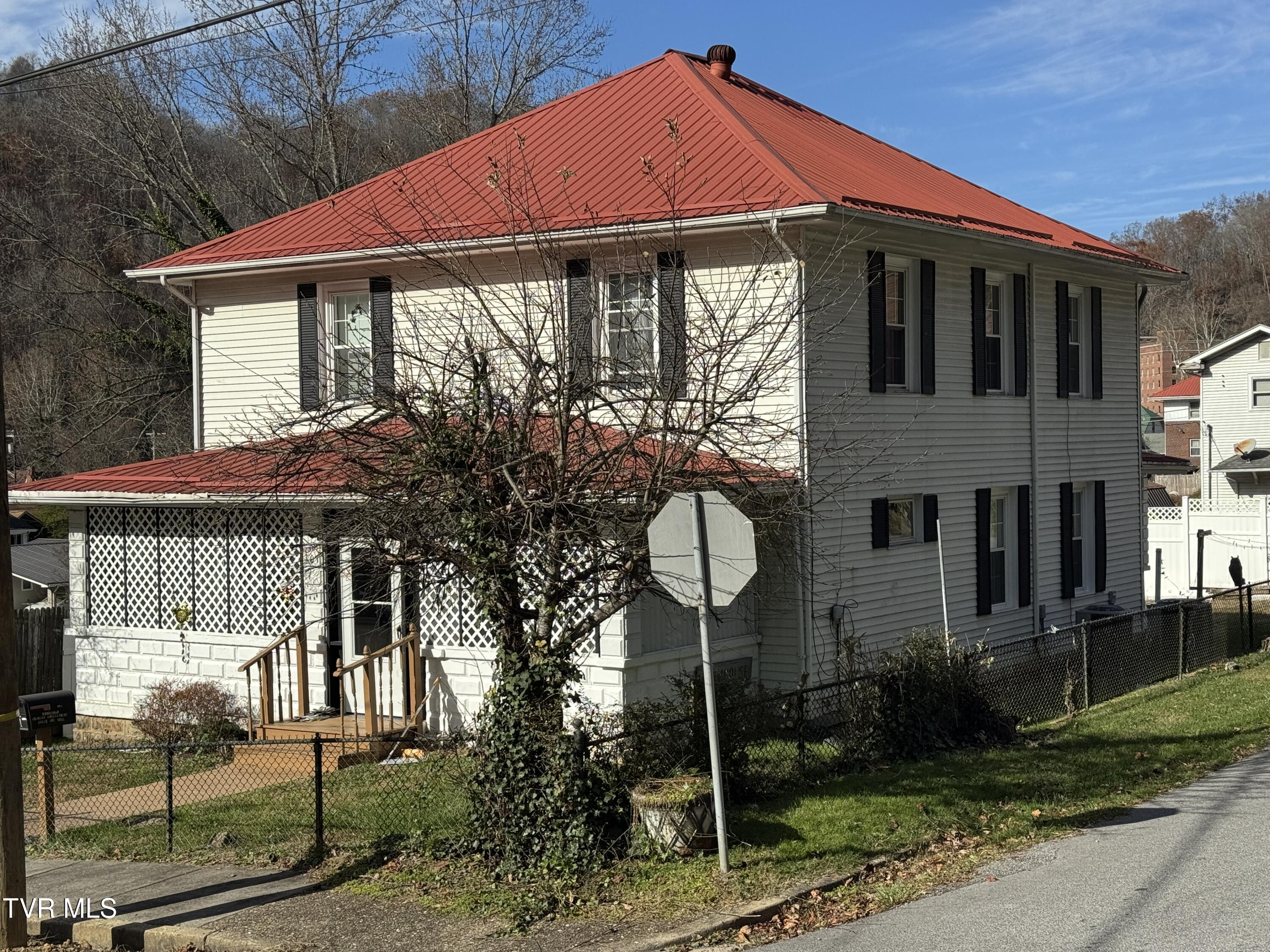 301 Roberts Street — photo