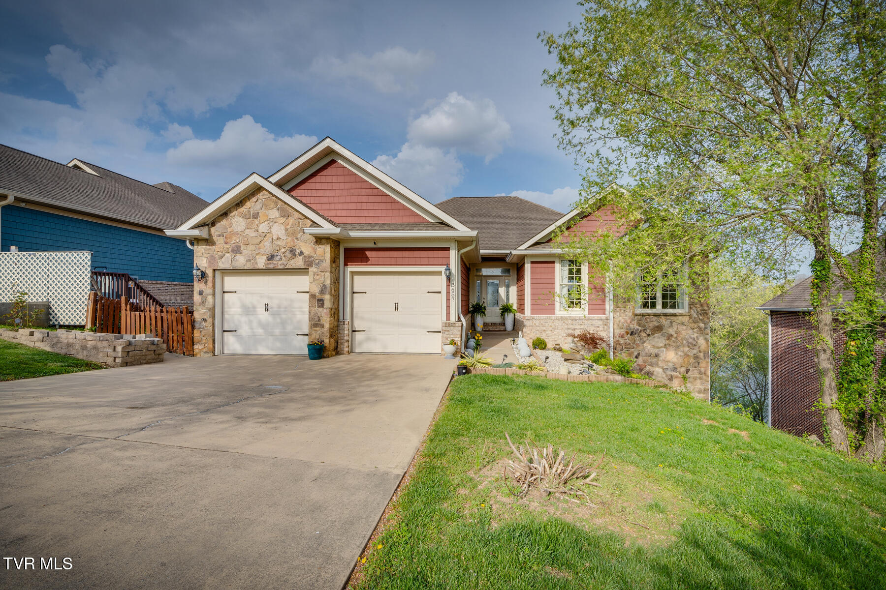 3657 Crest Road — photo