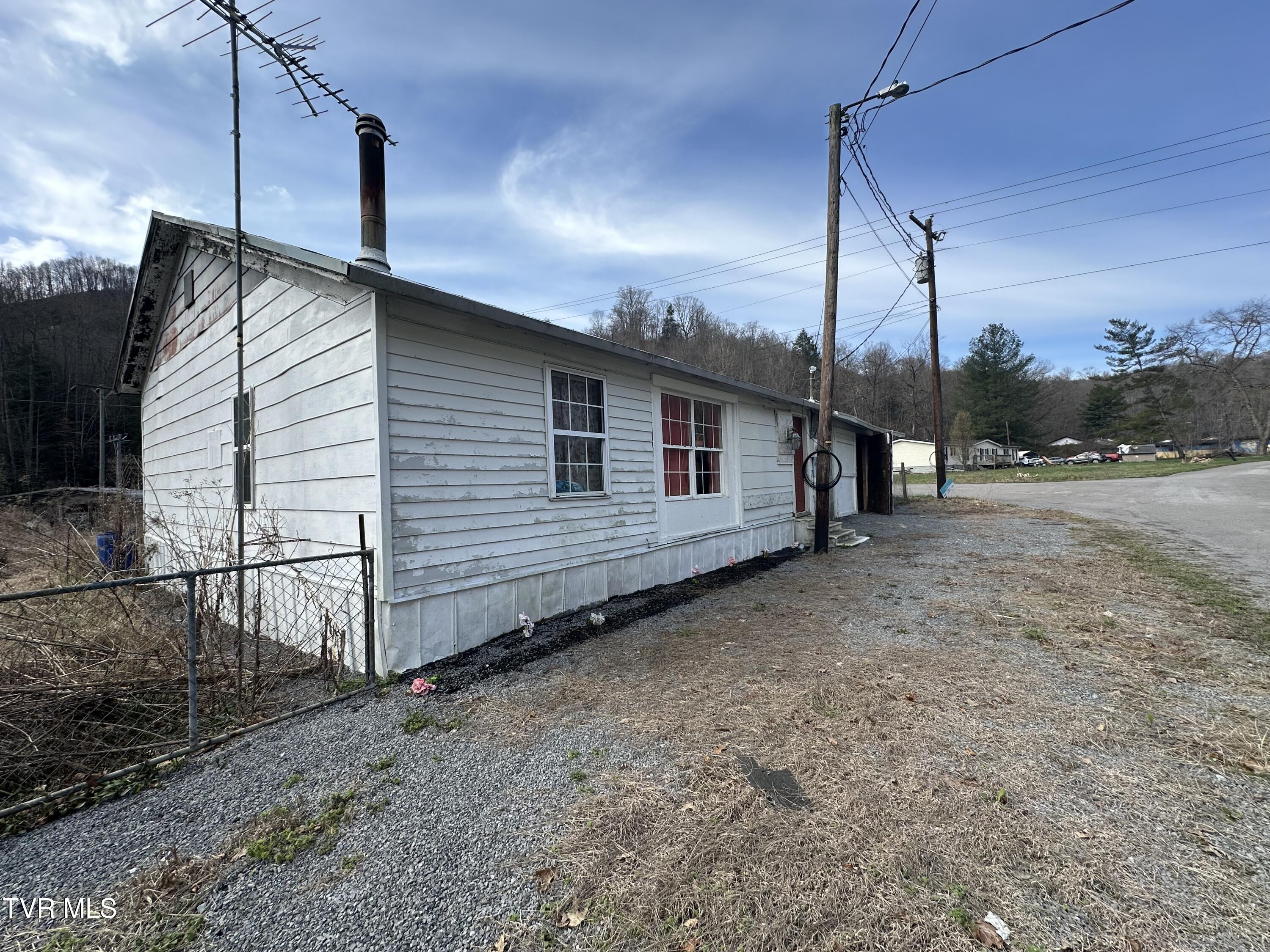 818 Oakdale Street — photo