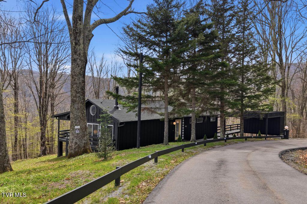 195 Log Cabin Lane — photo