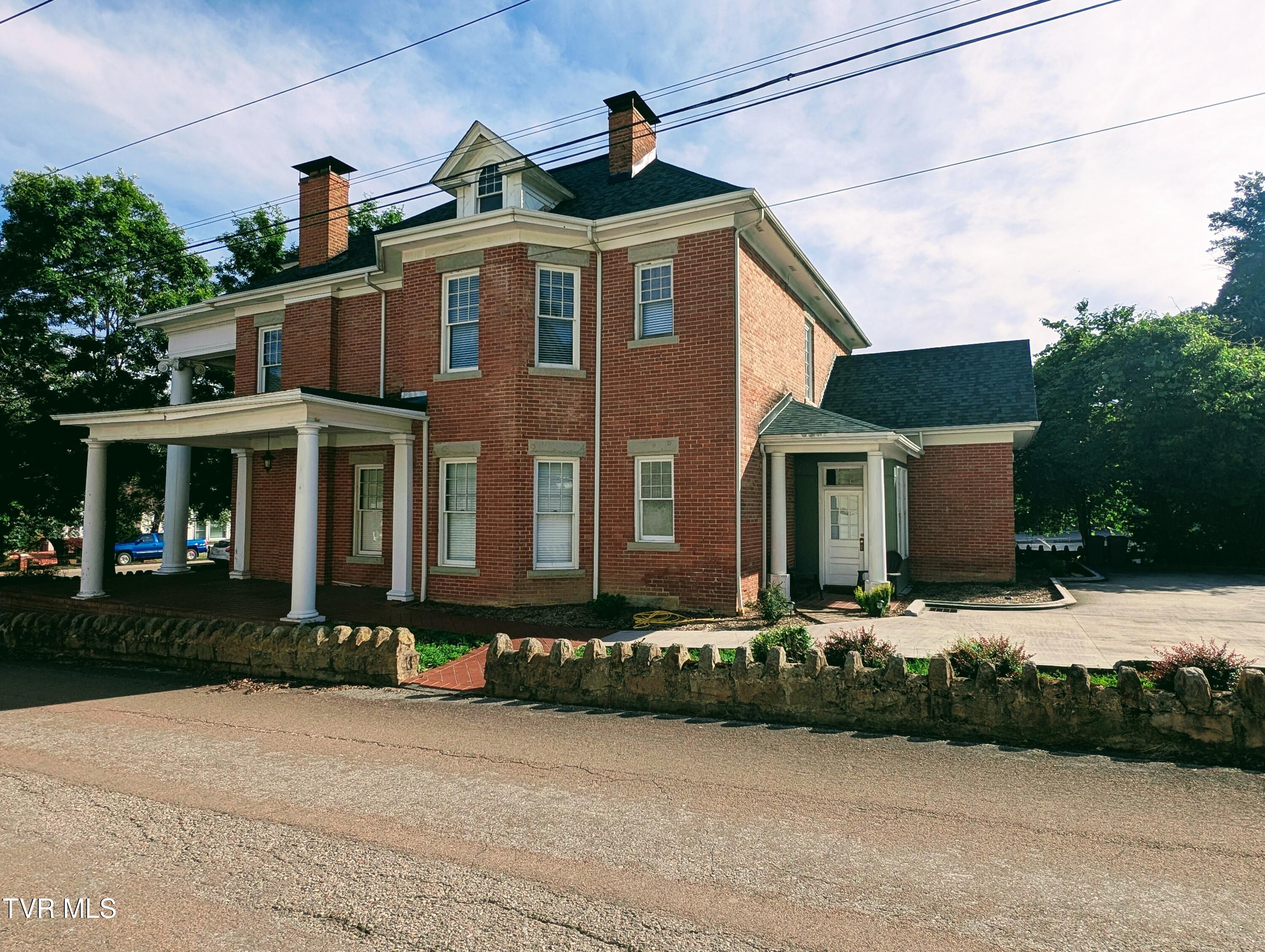 221 East Main Street — photo