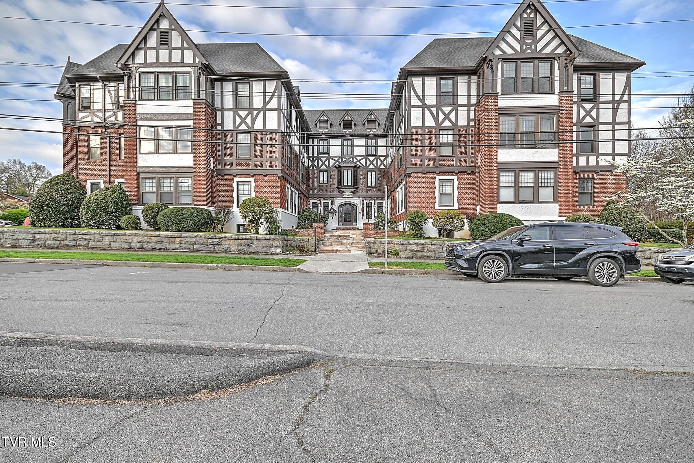 701 West Locust Street Apt 15 — photo
