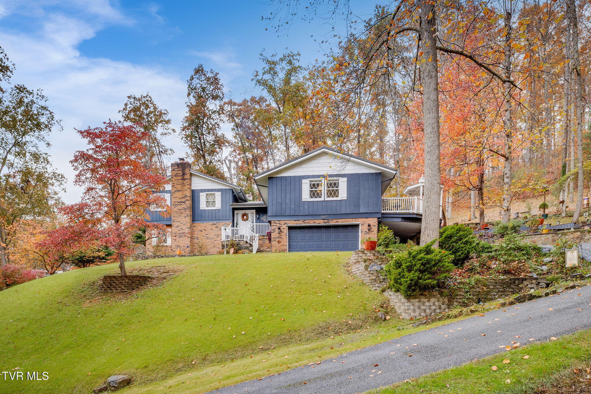 8651 Curtiss Hill Road — photo