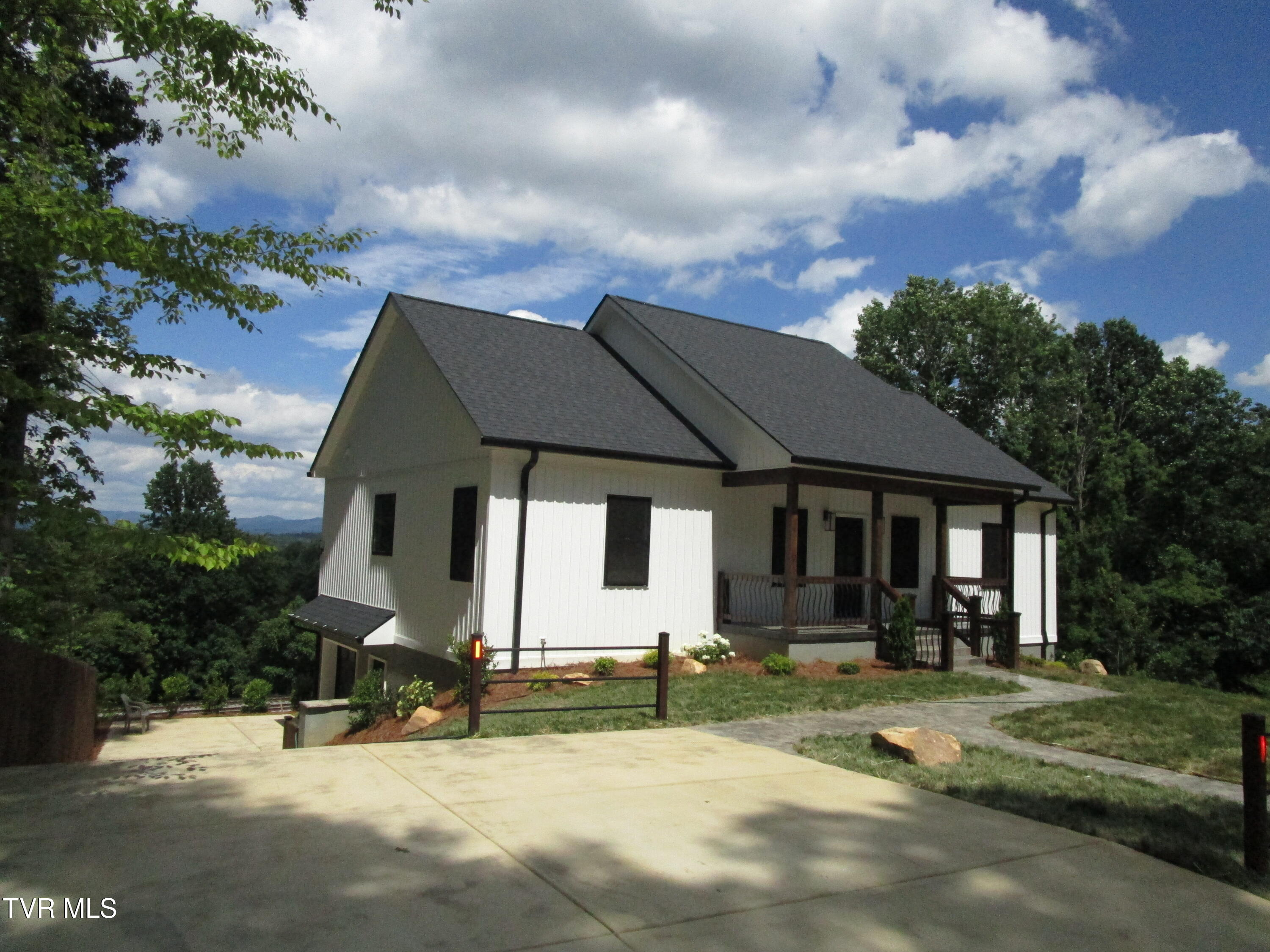 122 Five Oaks Drive — photo
