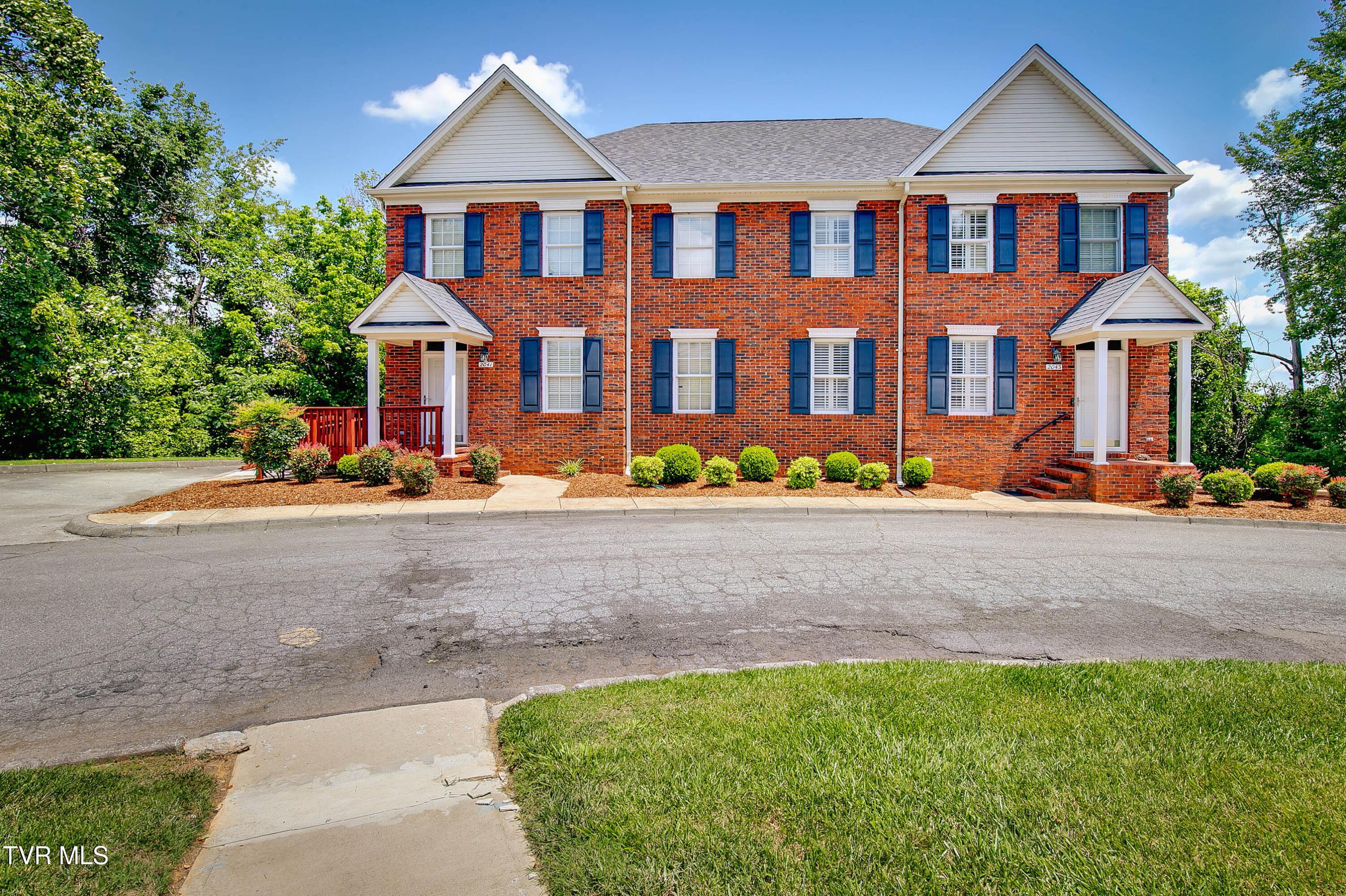 2043 West Manor Court - — photo