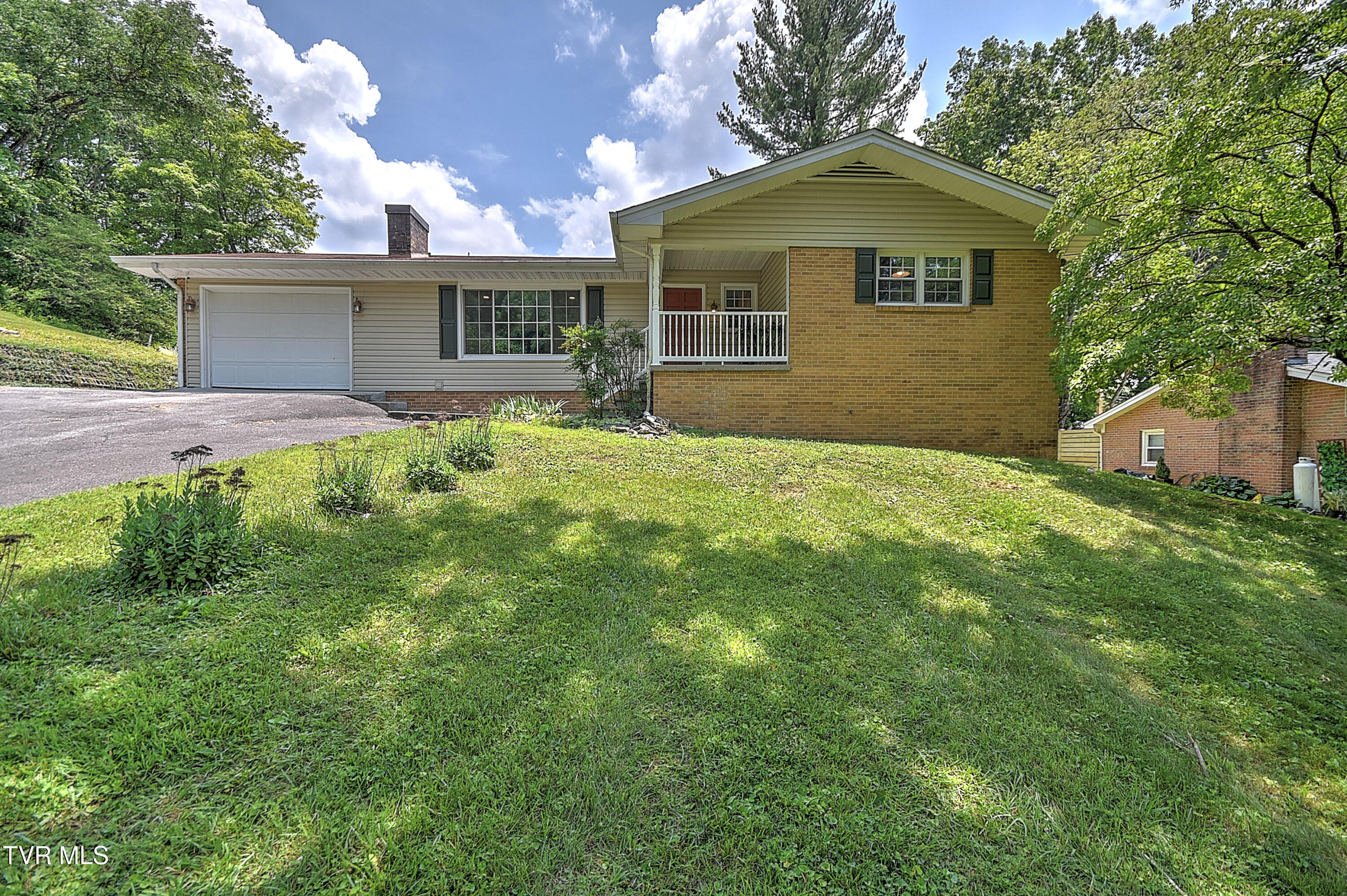 195 Pineview Drive — photo