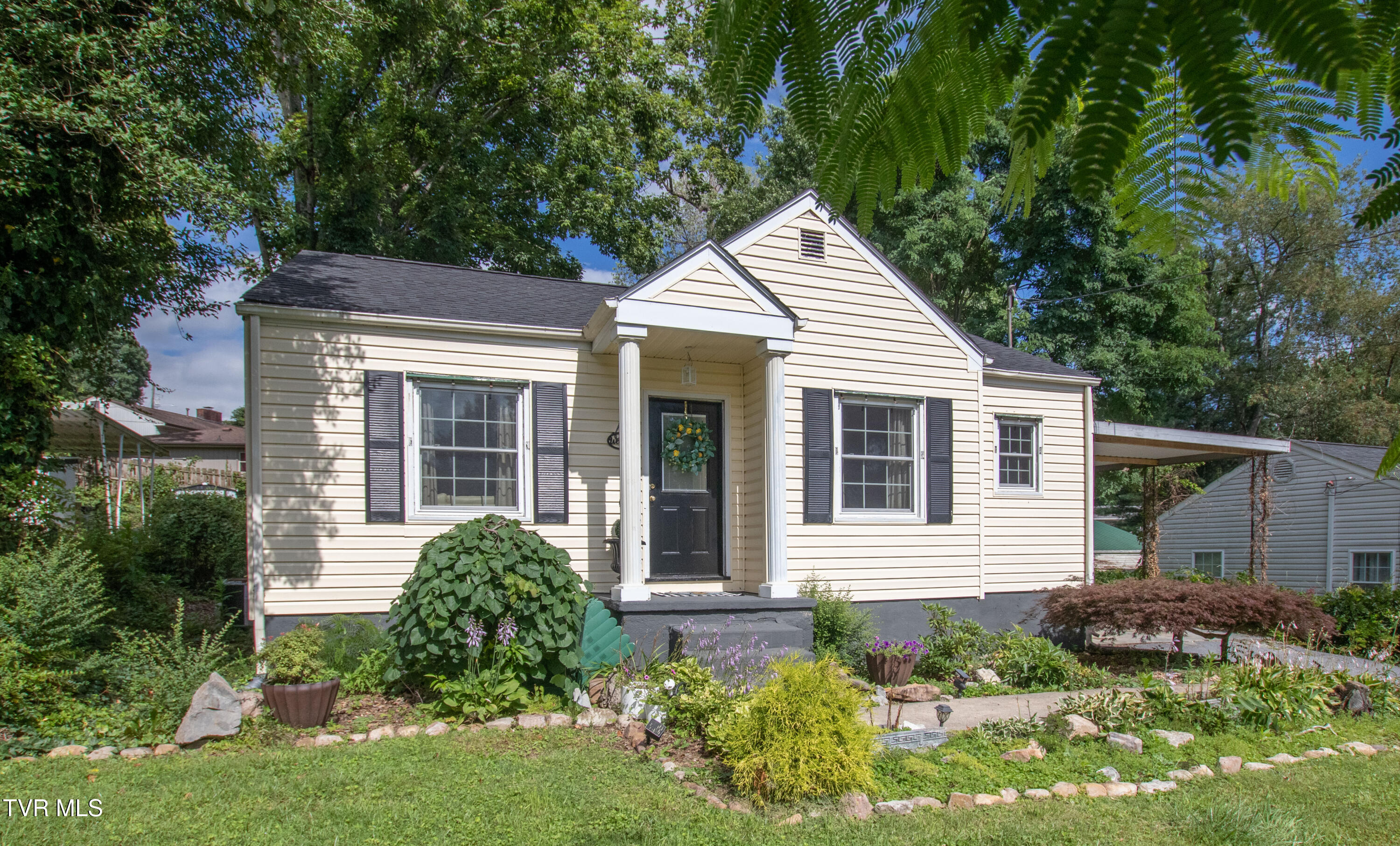 1321 Holly Court — photo
