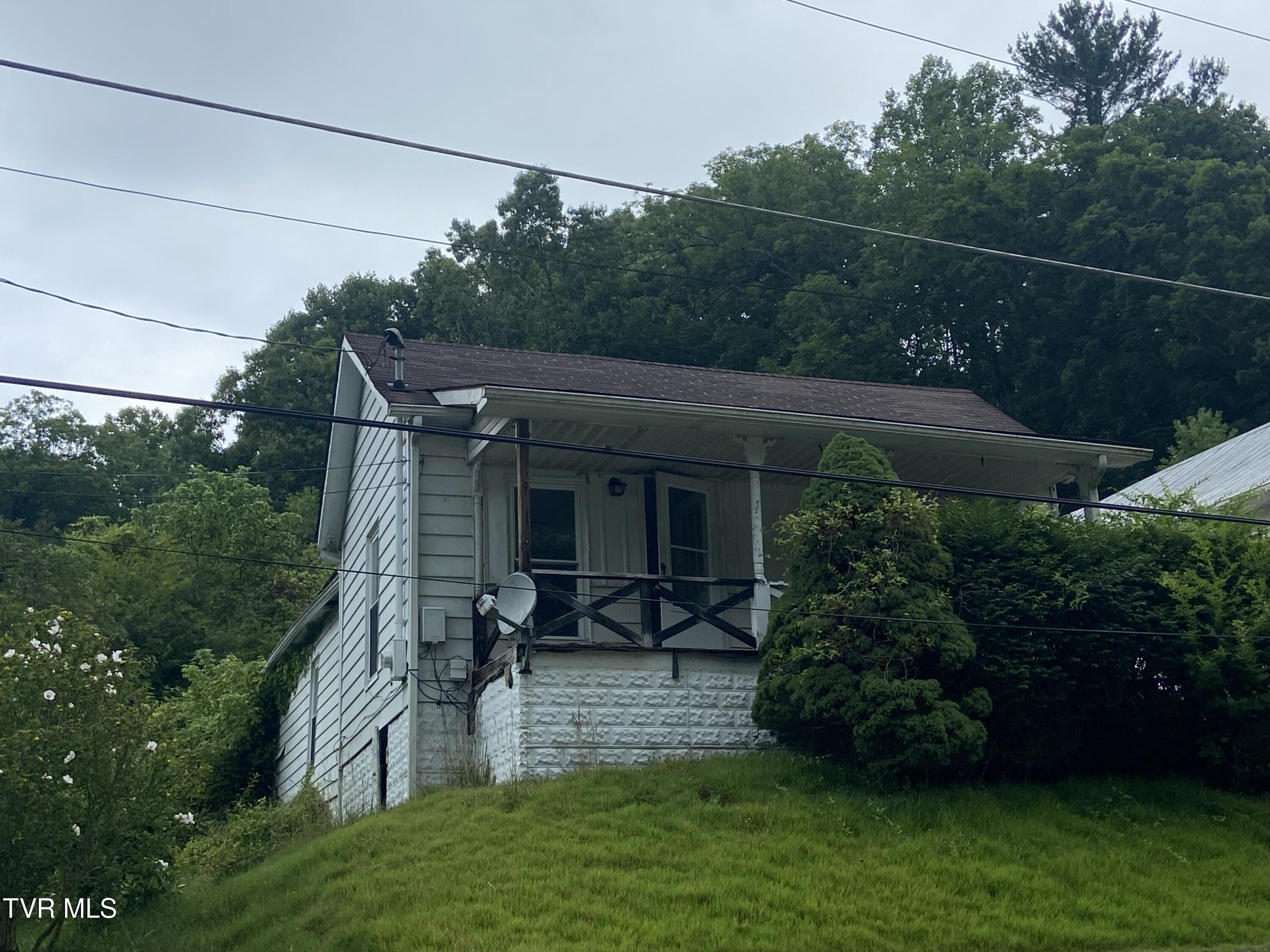 629 Northeast Meadow Street — photo