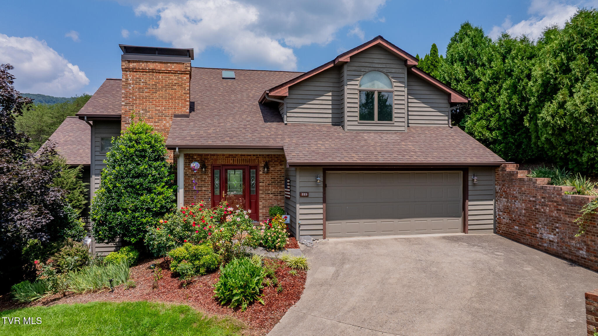 223 Willowbend Court — photo