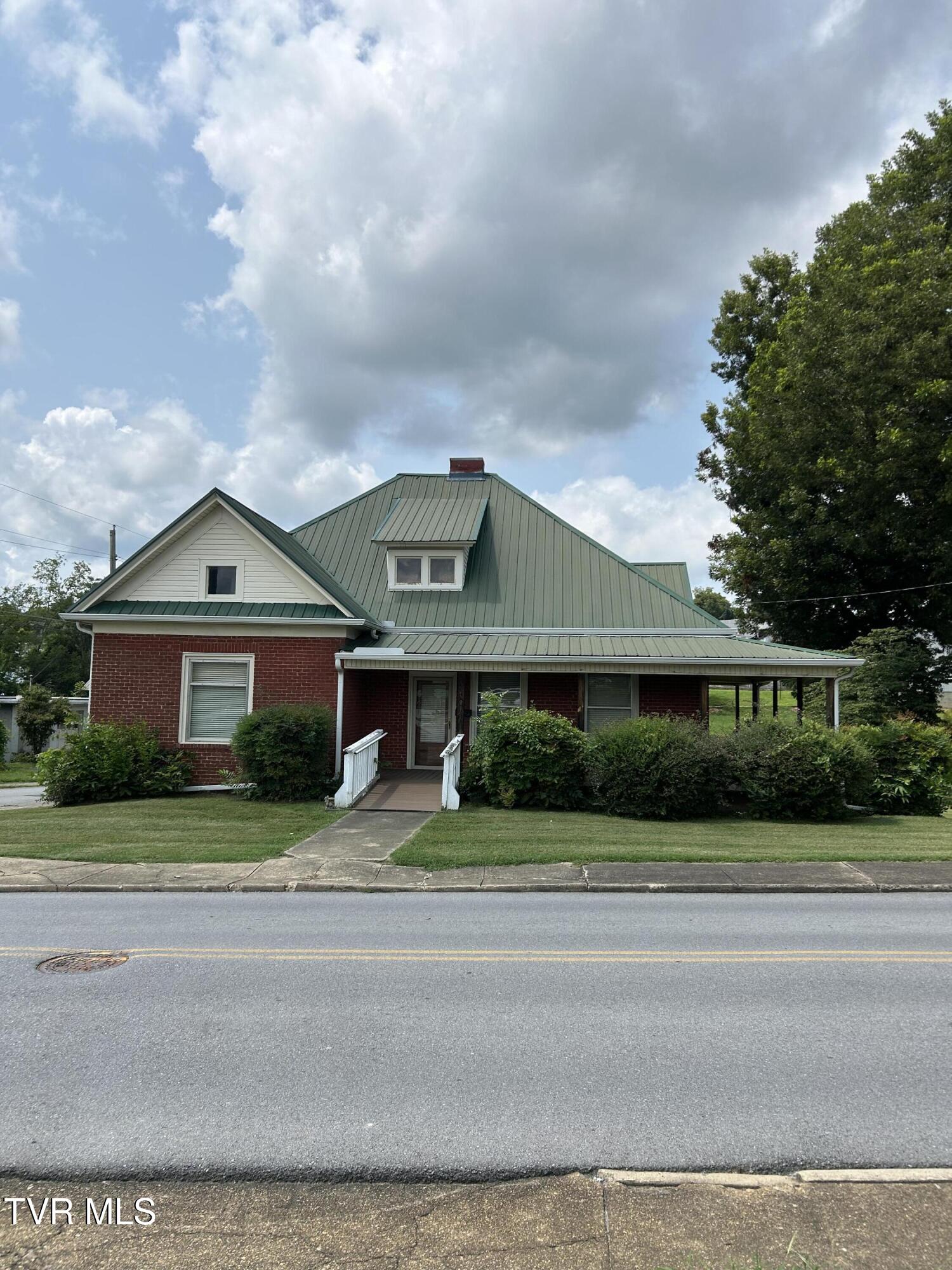 221 North Irish Street — photo