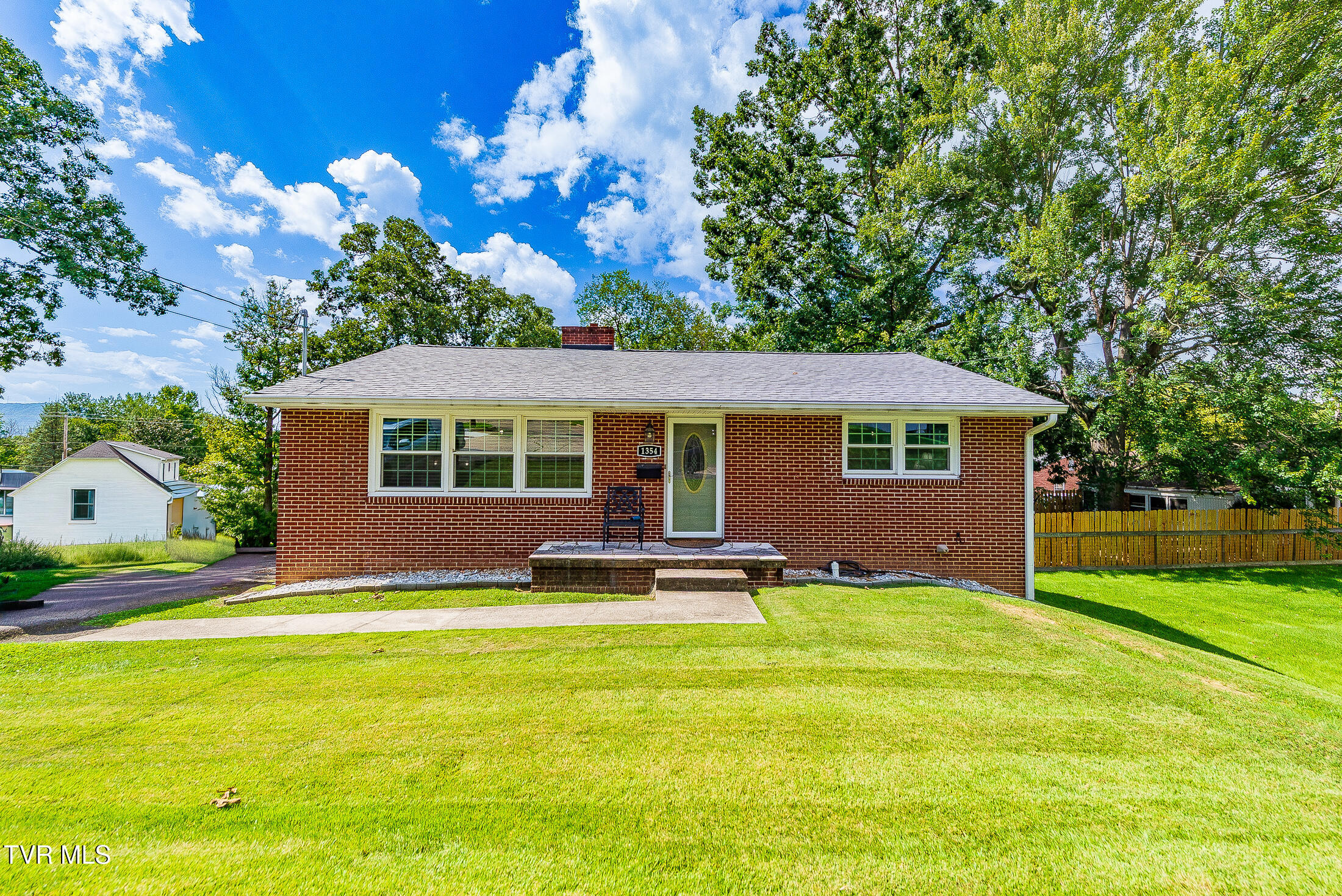 1354 Lawndale Circle — photo