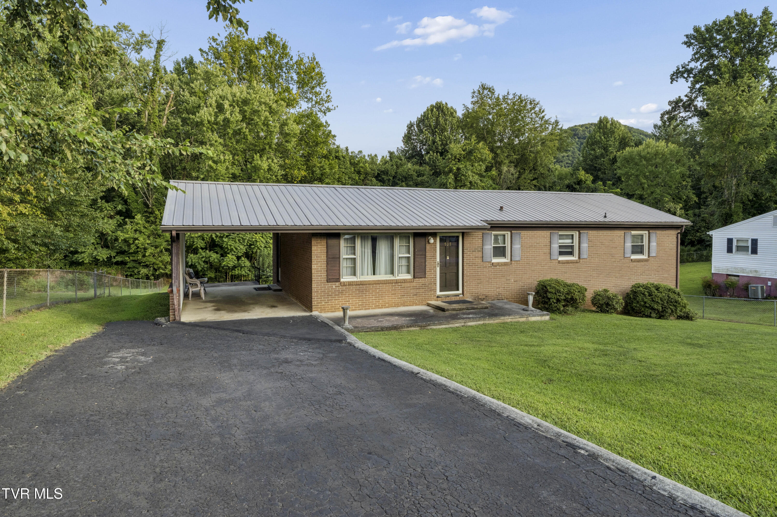 707 Hilltop Drive — photo