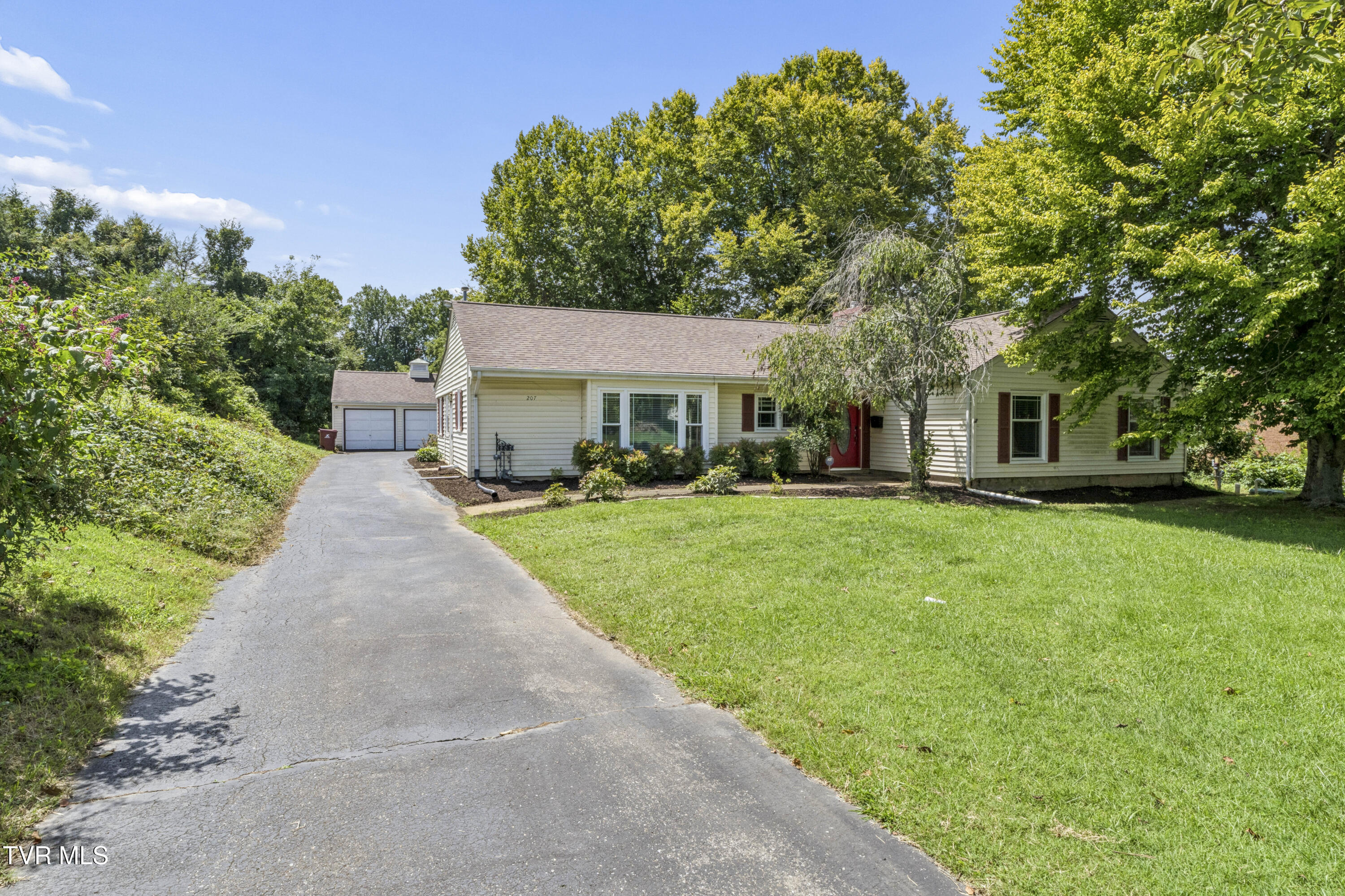 207 Dogwood Lane — photo