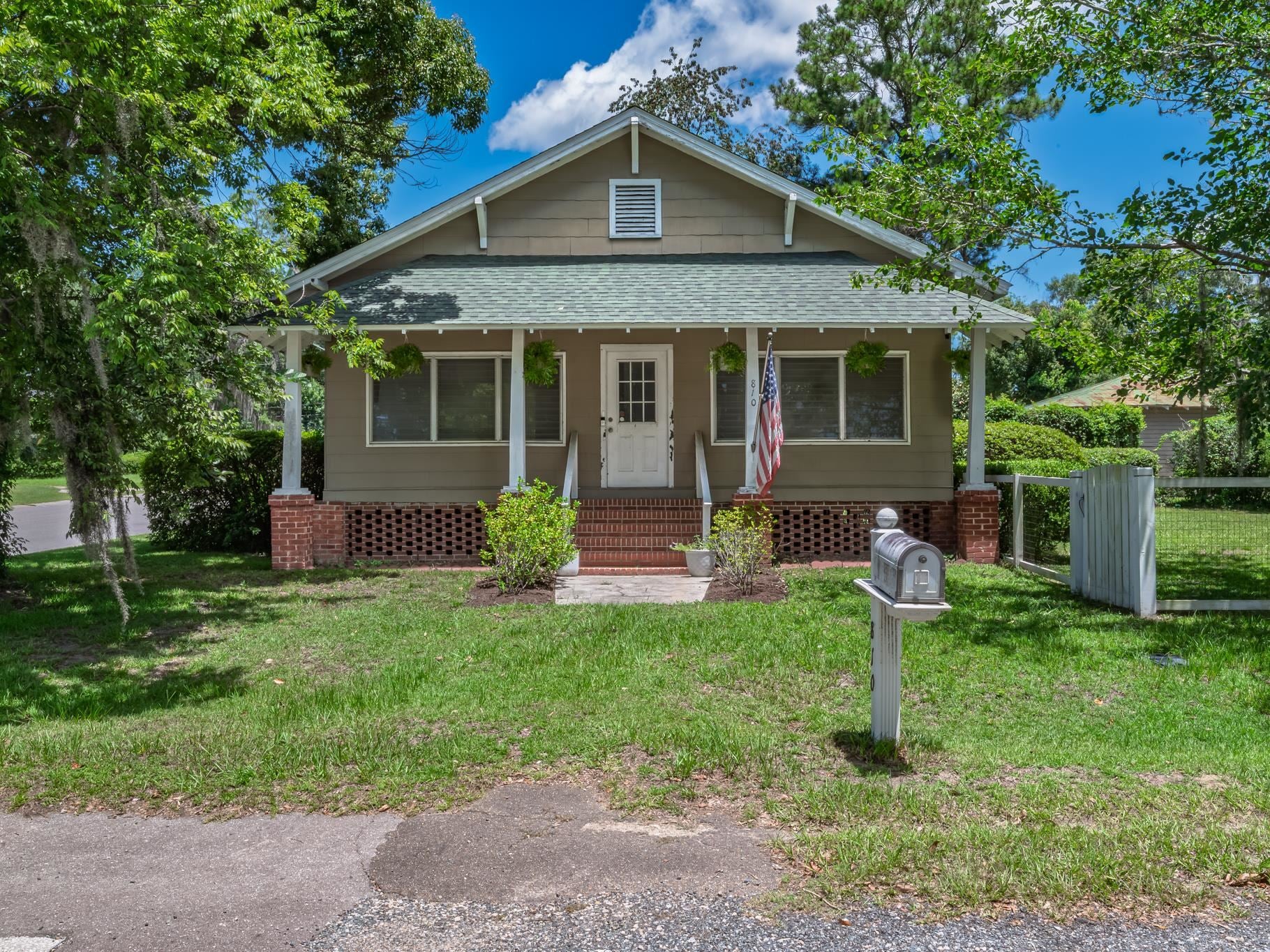 810 E Dogwood Street — photo