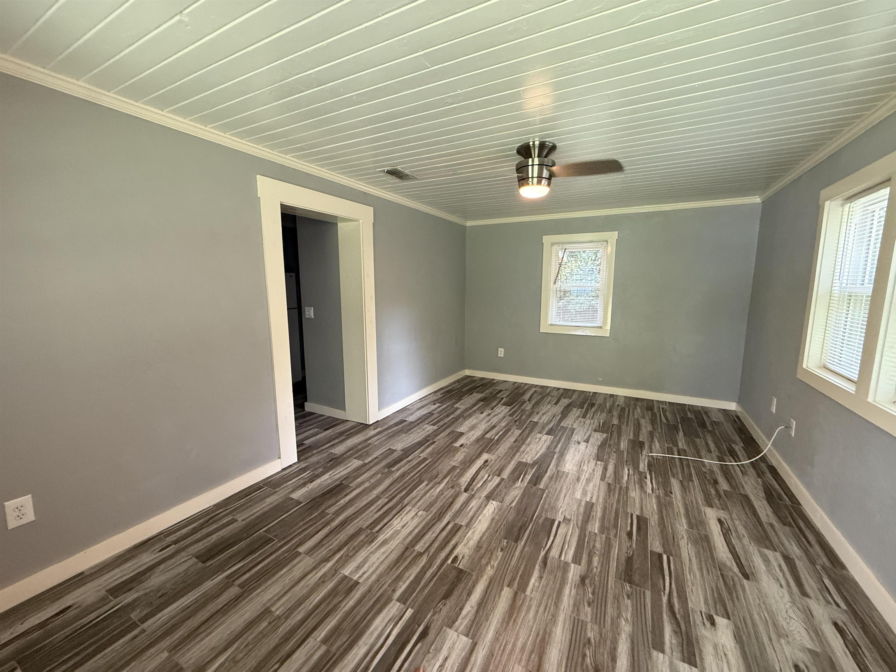 1316 Aintree Lane — photo