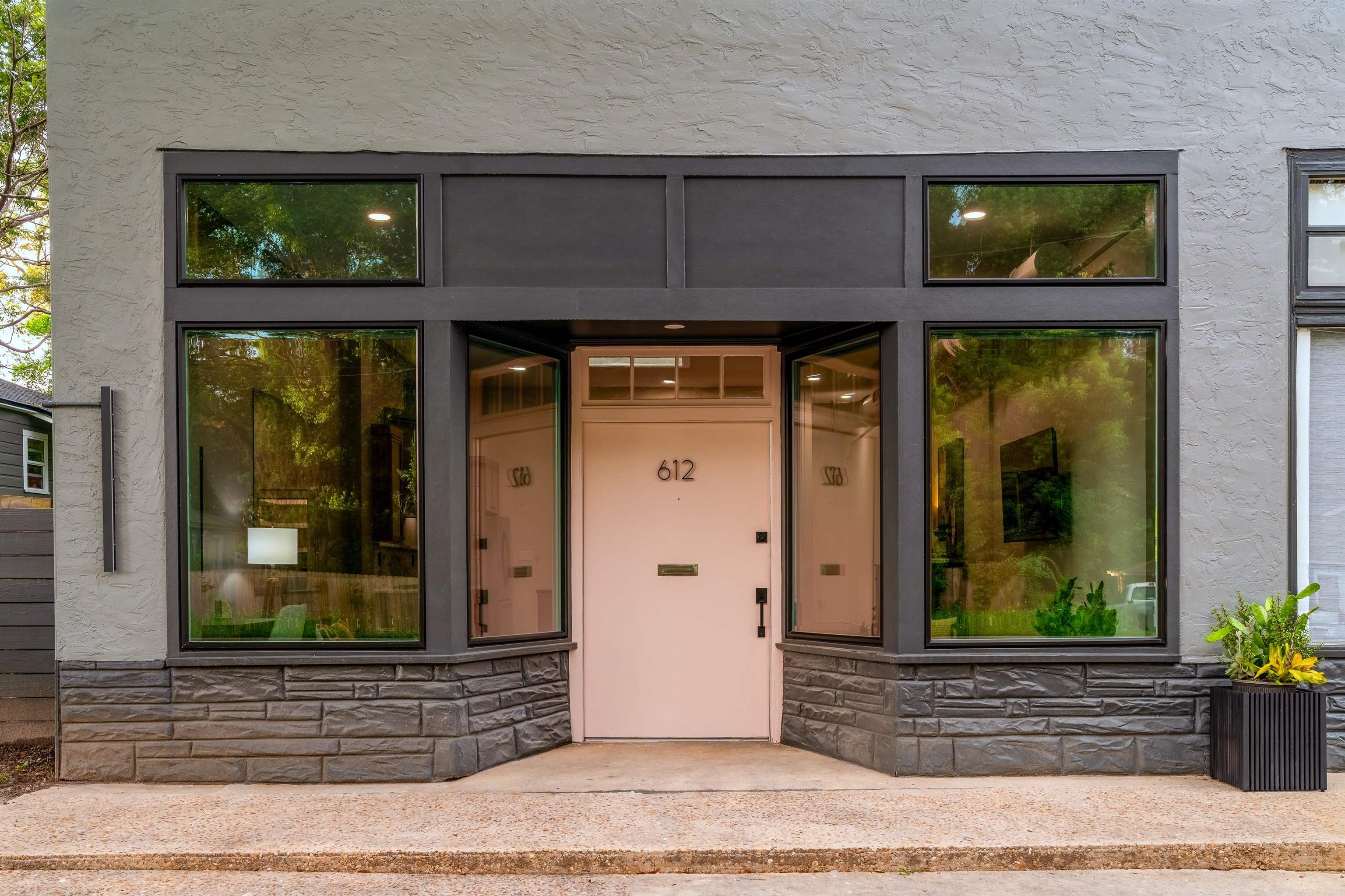 612 W 8th Avenue — photo
