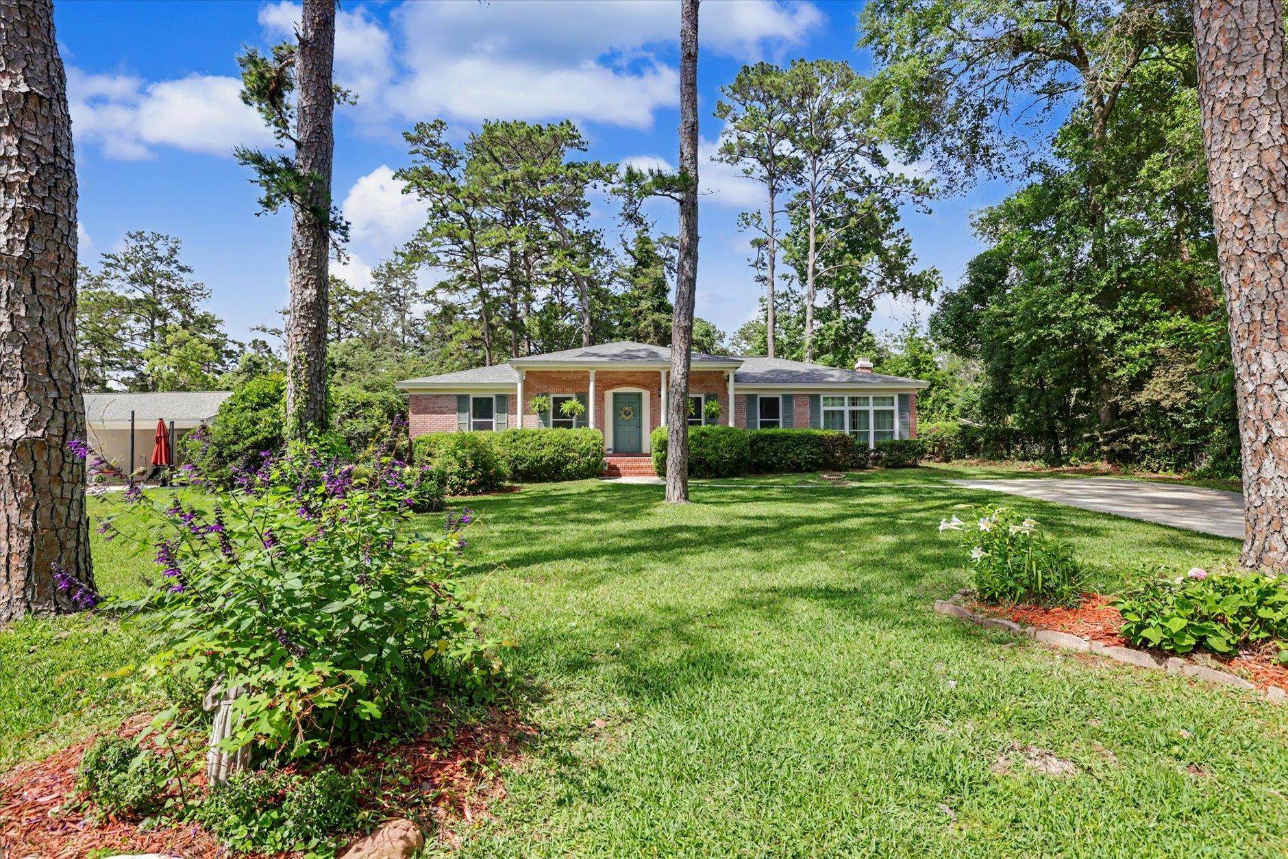 2204 Woodbine Drive — photo