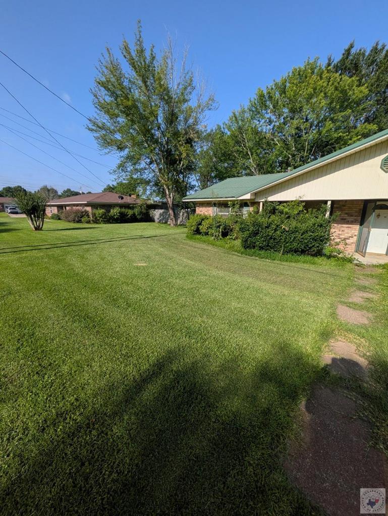 203 Rex Avenue, Hooks, TX 75561 — photo 2