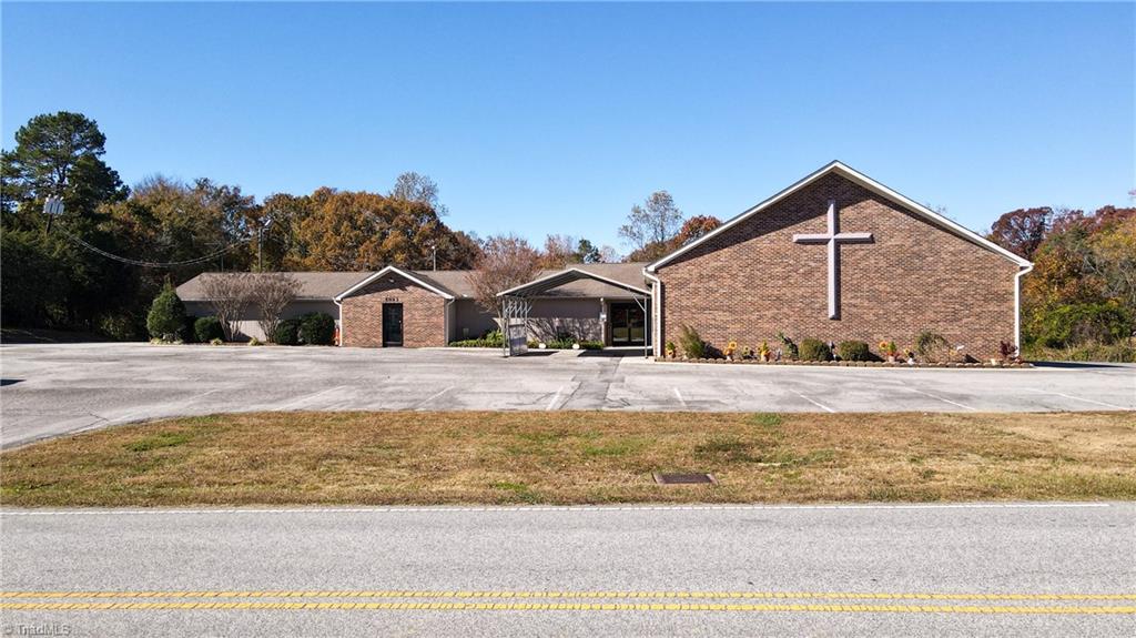 5043 Meadowbrook Drive — photo