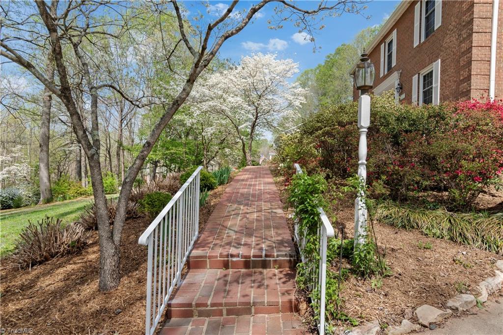 5664 Regents Park Road — photo